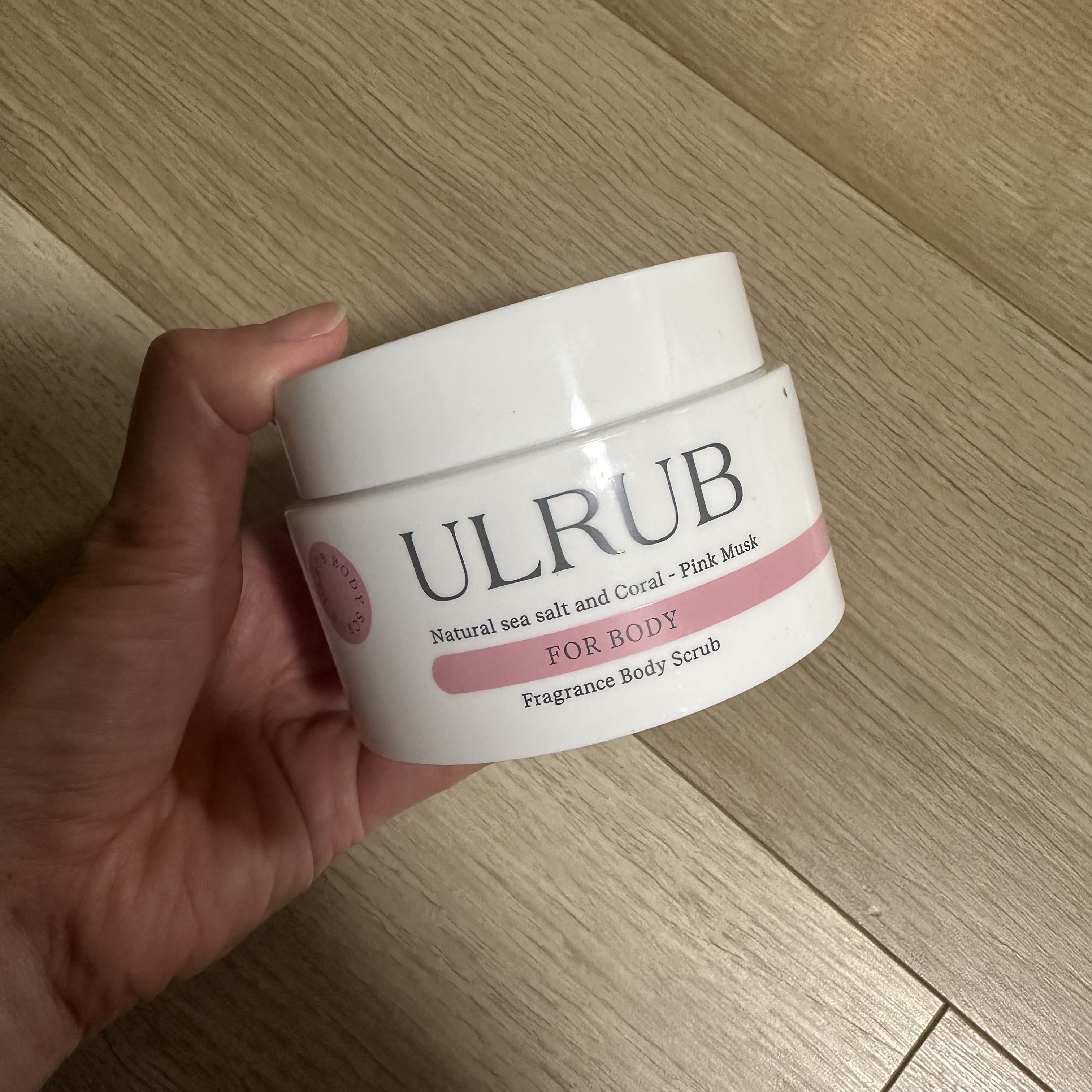 いい香り！
柔らかいスクラブなので、肌に優しい感じがします。
ざらっとした感触からじわっと肌に馴染んでいって、柔らかくなるのが好きです。