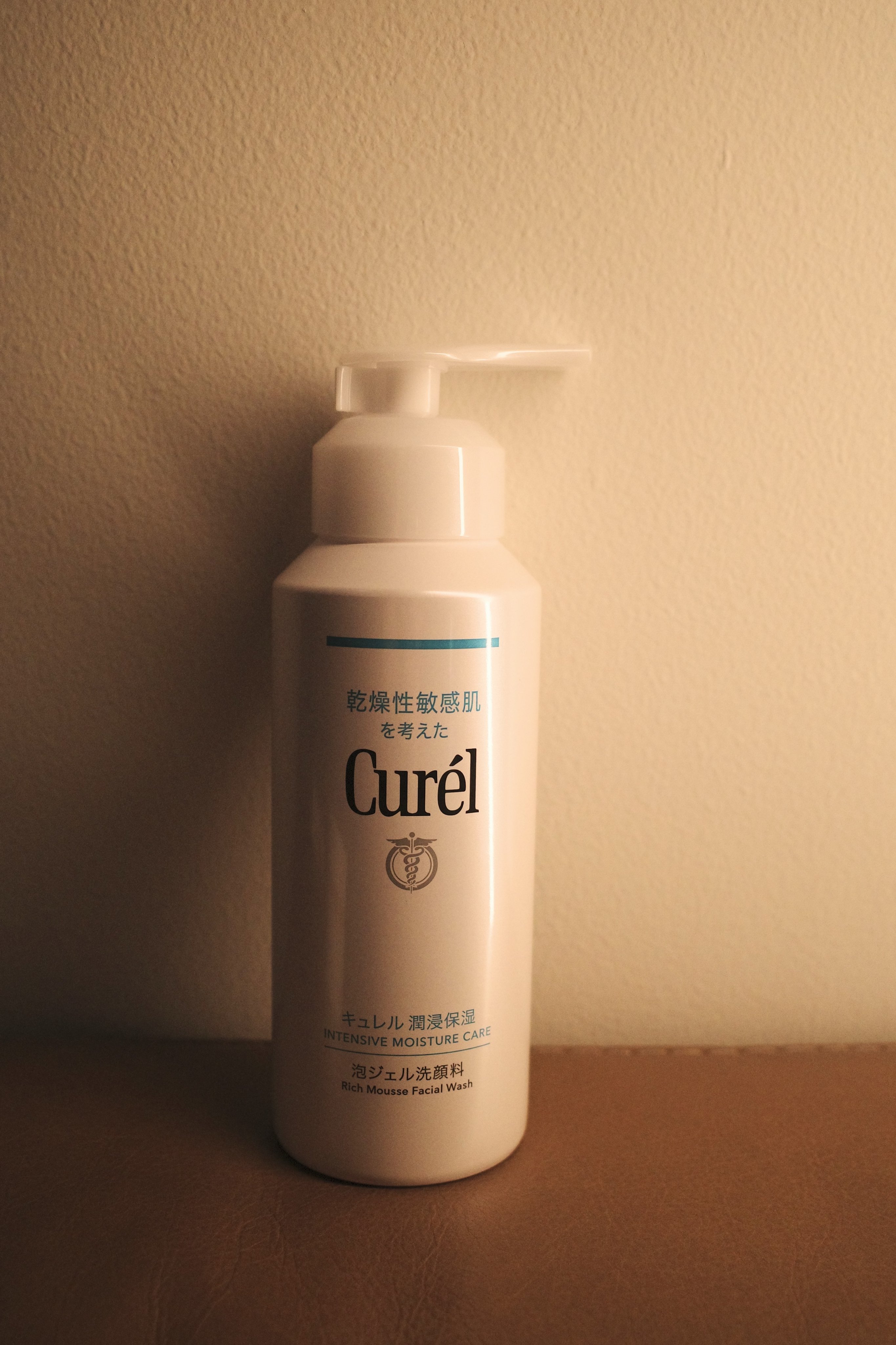 朝はお湯で洗う派だったのですが、最近夜はW洗顔不要のクレンジングバームのみなので、朝は優しめの洗顔料で洗ってみよう！ということで、話題になっていた化粧水成分100%のキュレル 潤浸保湿 泡ジェル洗顔料を購入。

まだ使い始めて数日ですが、押