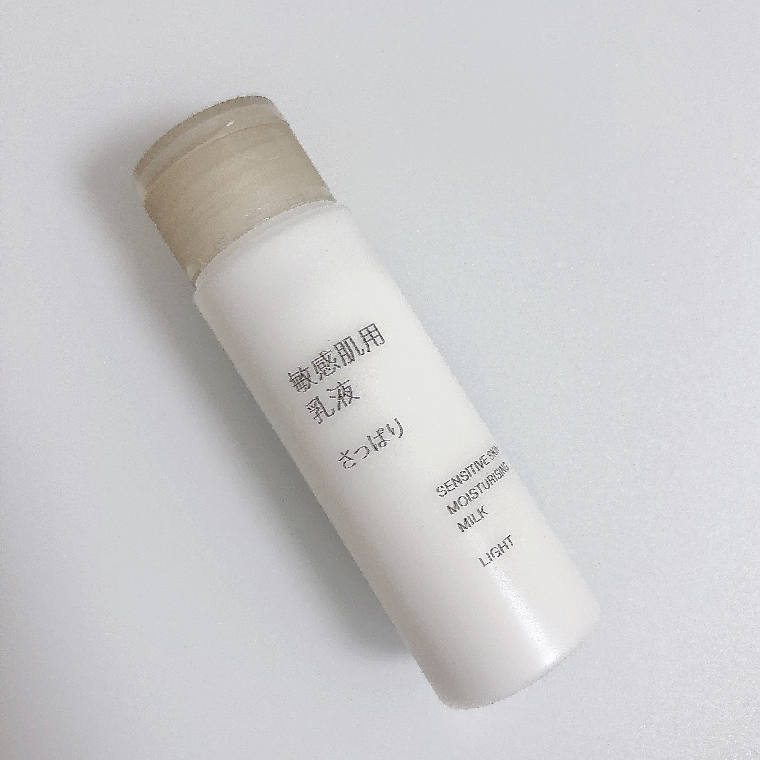 無印良品の敏感肌用乳液 さっぱりタイプ50ml


最近メイク中に皮剥け等、乾燥が気になってきたので購入しました！

化粧水だけではやはり乾燥してしまう…
でも冬しか使わないしなぁ…と思って購入したのが…

みなさまお馴染みの無印の小さいボ