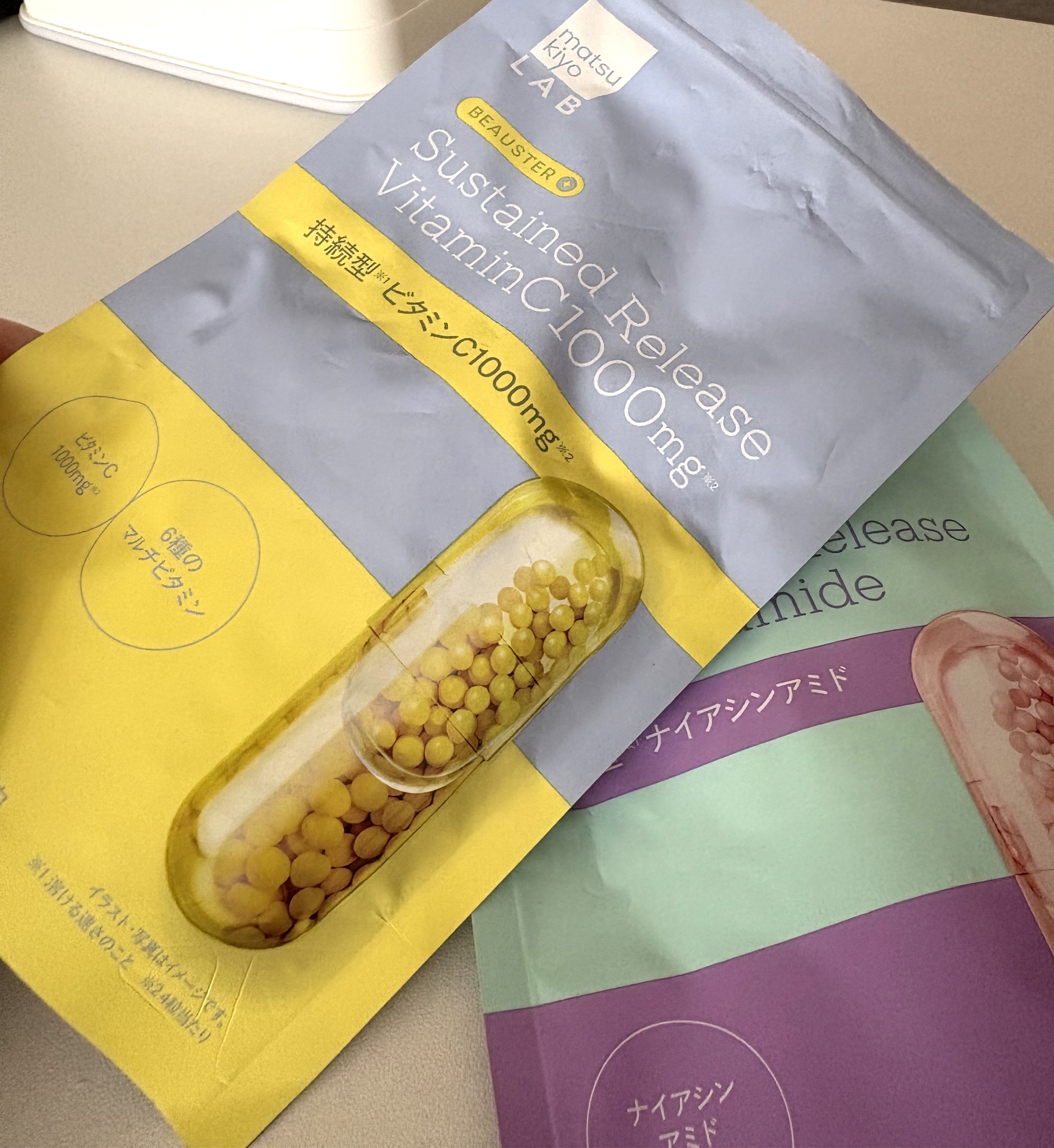 飲み続けてから😳



肌の調子が良いのはサプリメント効果なのかも！✨

飲んでから変わった事は、大人ニキビが
出来なくなった事。


個人感想で言うと
カプセルが大きめなので
喉細い民なのか、水で流し込む時
毎回、気合い入れてる私。
希