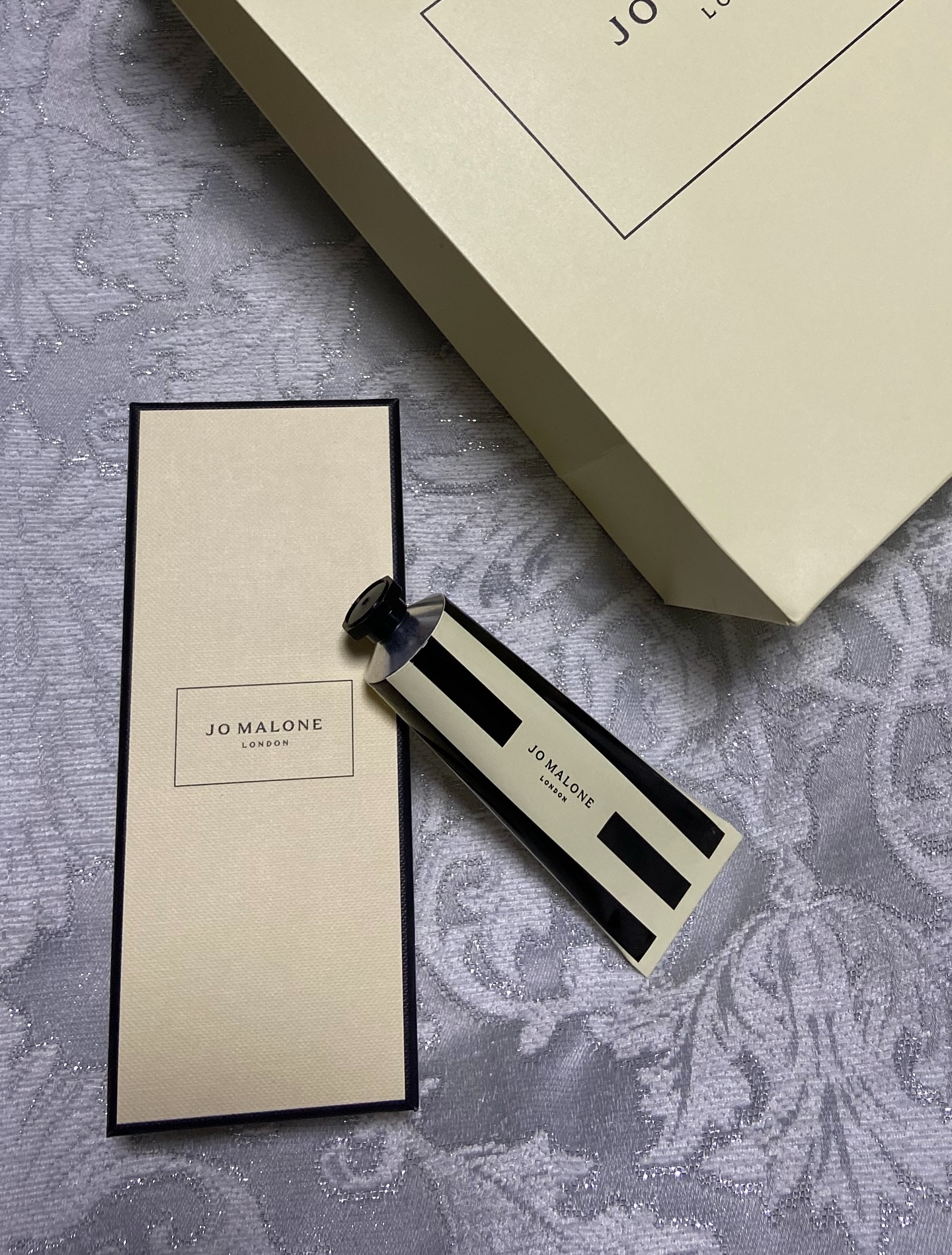 Jo MALONE LONDON イングリッシュ ペアー ＆ フリージア ハンド クリームのクチコミ「お友達からいただいた
誕生日プレゼント🎂

@jomalonelondon のハンドクリーム♡.....」（2枚目）