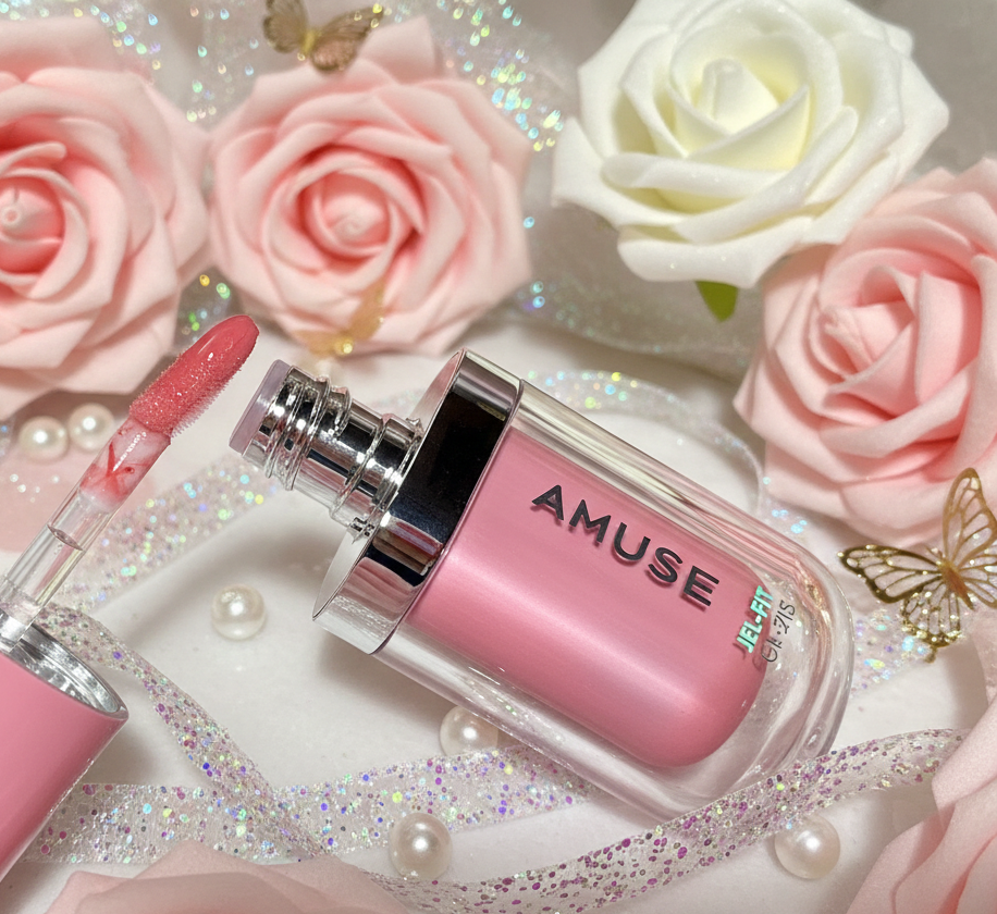 共通して感じたのは、
ジェルフィットという名前通りのぷるっとした密着感。
ベタつきにくいのにツヤが長持ちして、
唇の縦ジワも自然にカバーしてくれます💋✨

ハニーモモグロスは、
ほんのり黄みを感じるピーチカラー🍑
肌なじみがとても良く、