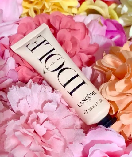 ぱかぱか💓フォロバ🦙🩰のクチコミ「LANCOME
イドル ハンド クリーム / ランコム
華やかな香水みたいな香り
しっと.....」(1枚目)