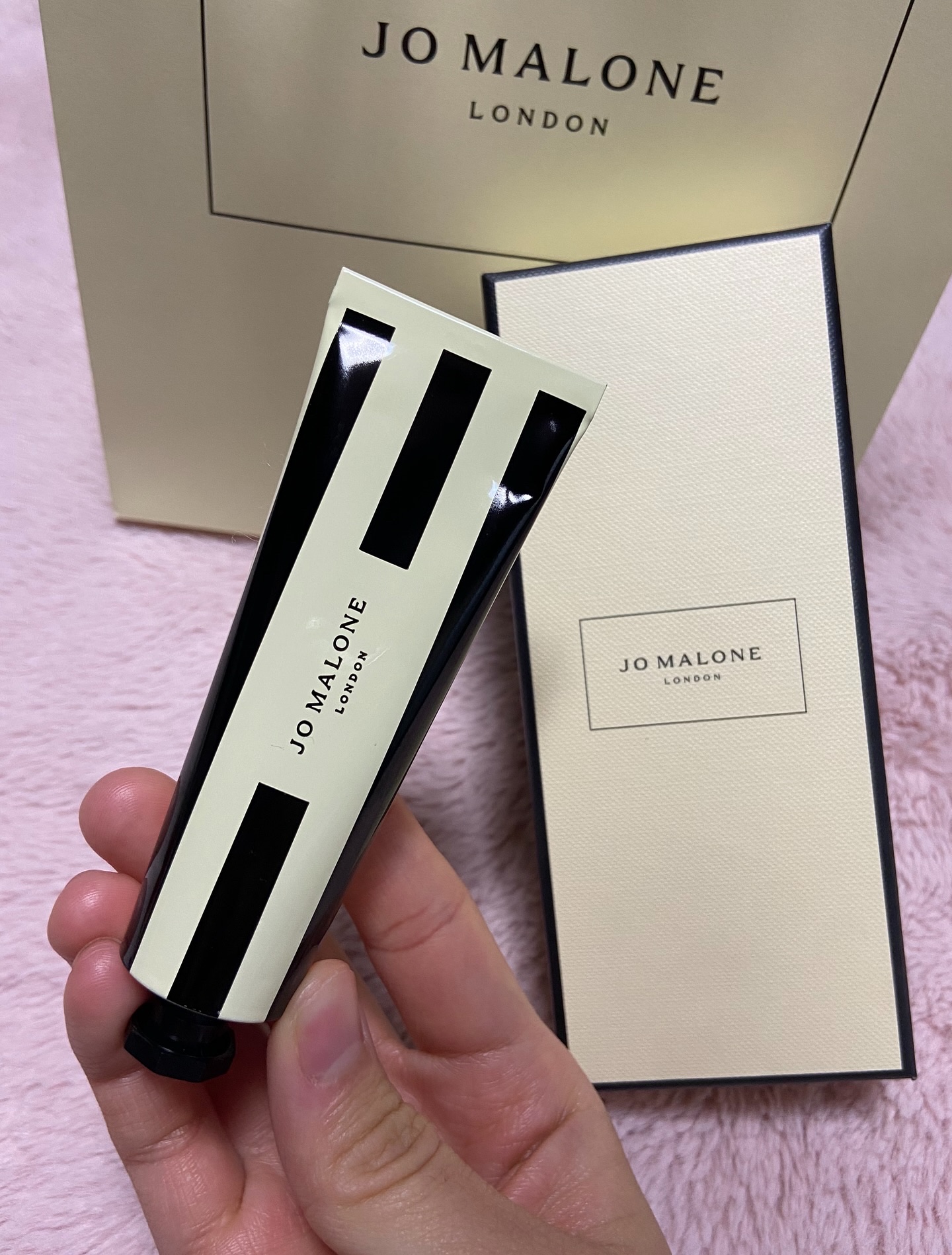 Jo MALONE LONDON イングリッシュ ペアー ＆ フリージア ハンド クリームのクチコミ「お友達からいただいた
誕生日プレゼント🎂

@jomalonelondon のハンドクリーム♡.....」（3枚目）