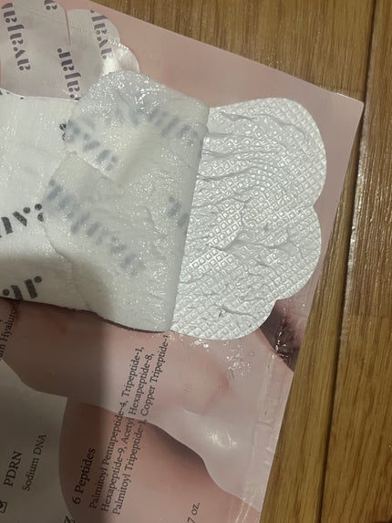 avajar プレミアムネックマスクのクチコミ「首元のシワケアできると聞き、気になり購入しました!クリームラッピングマスクで、ぴたっと密着しず.....」(2枚目)