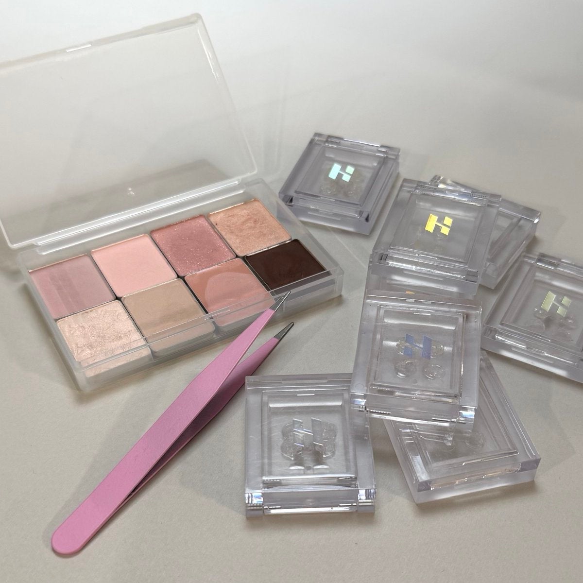 pamo on LIPS 「ホリカホリカのアイシャドウ、ダイソーの小物ケースに入れた🪄˚。..」(1枚目)