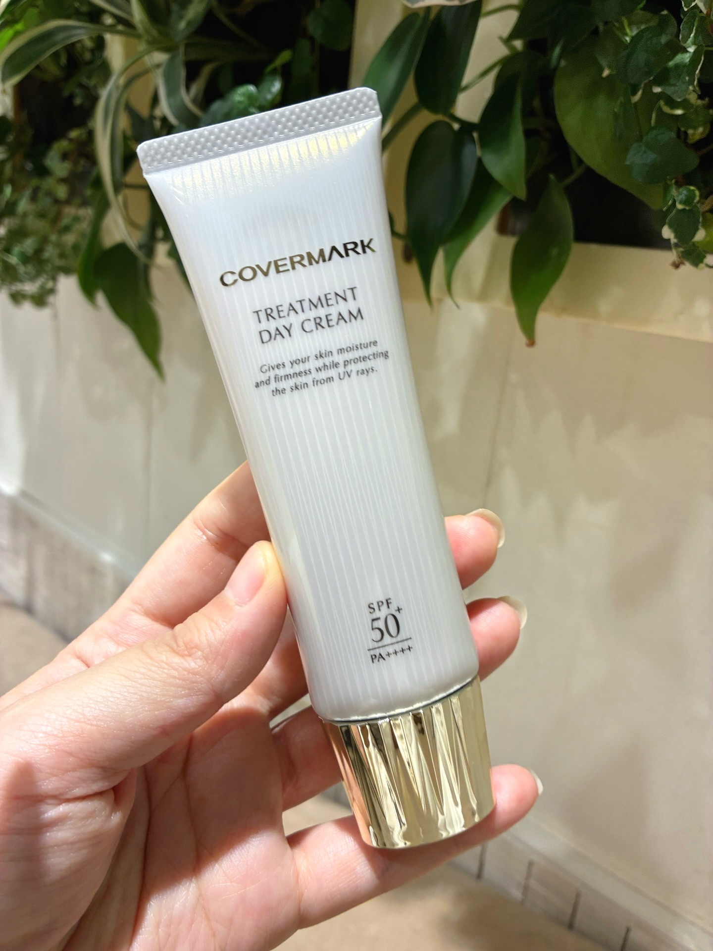 カバーマーク　トリートメント デイ クリーム

日中ダメージ* をケア！
SPF50+・PA++++の日焼け止めクリーム

ちょうど冬で乾燥が気になる
私の肌に嬉しい使用感✨
みずみずしくて伸びの良いクリーム
ツヤ感も素敵
洗顔料で落と