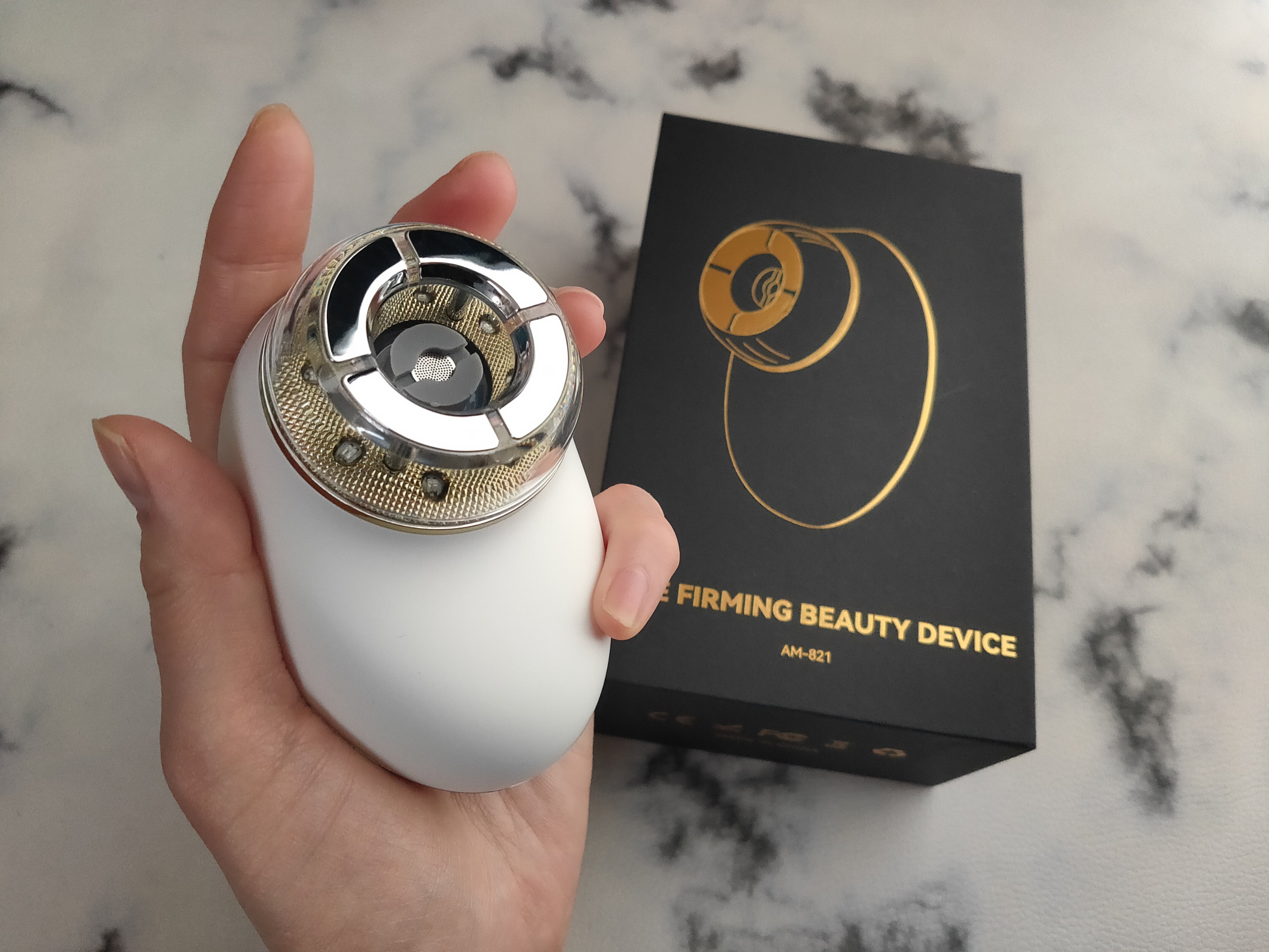 
＜Kiboer EMS美顔器＞を愛用中♪

こちらは、真空負圧吸引と聞いてちょっと構えたものの、
実際使ってみるといきなり強く吸われる感じではなくて、
やさしく吸着して持ち上げるように流してくれる印象。
刺激も少なくて使いやすいです。

