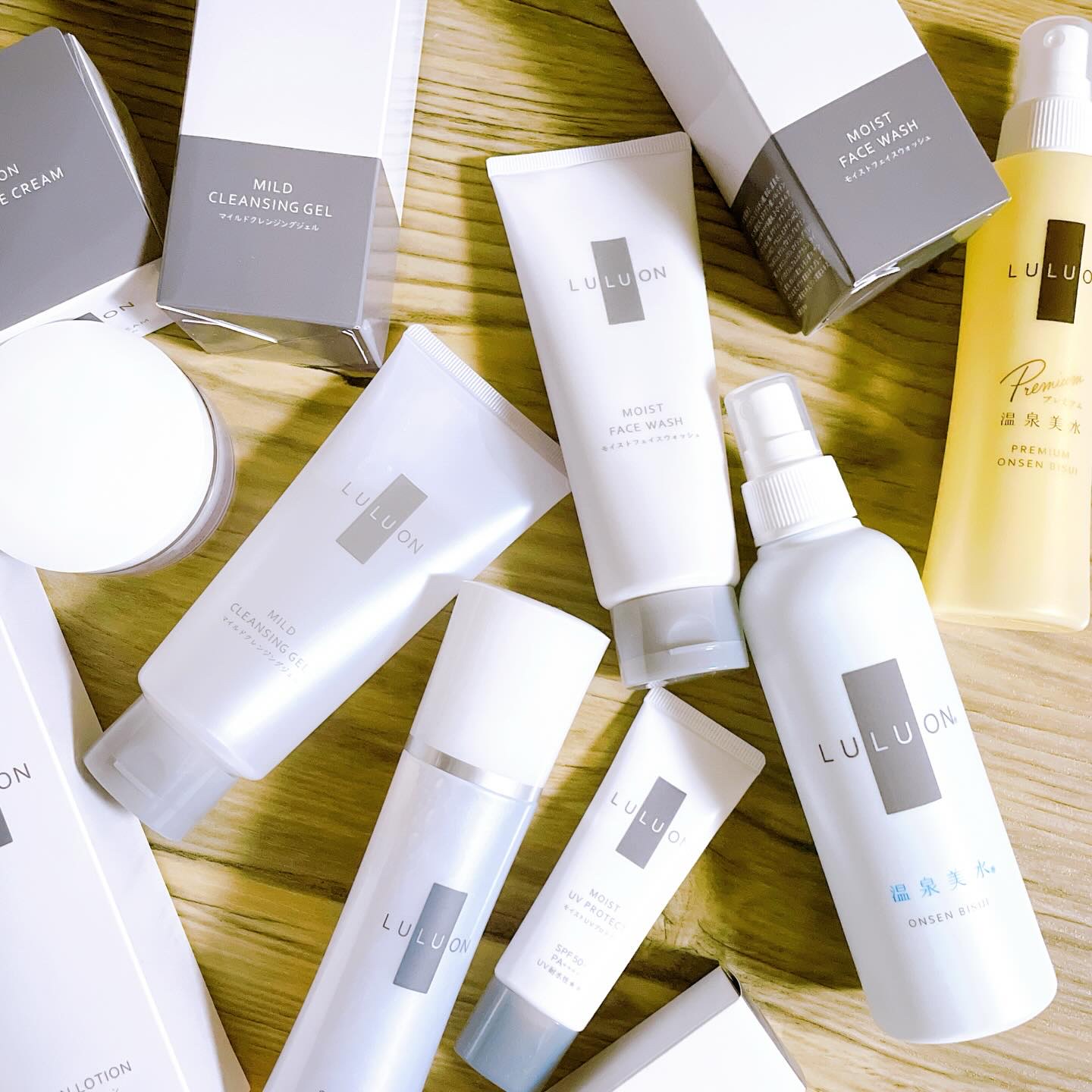 LULUON
【スキンケアシリーズ 7点Set】


🔻マイルドクレンジングジェル
皮脂汚れやメイク汚れを
優しくしっかり落とし、
本来のなめらかさと透明感に
導いてくれるメイク落とし。


🔻モイストフェイスウォッシュ
きめ細やかな弾