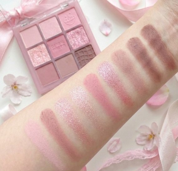 Milk Touch トーンオンシャドウパレットのクチコミ「Milk Touch
トーンオンシャドウパレット
02ワンモアピンクスプーン

淡いピンクカラ.....」（2枚目）