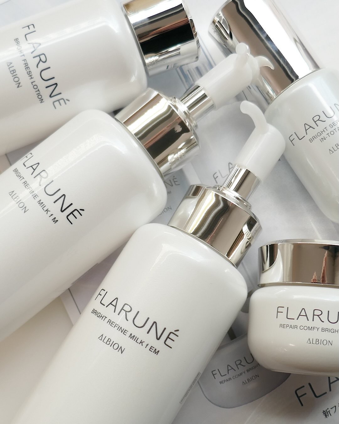 アルビオンのスキンケア「フラルネ」から新ブライトラインが登場します！
 
紫外線や花粉、PM2.5などの刺激を受けやすい春夏。肌内部では炎症や酸化がおきやすく、その結果メラニンが過剰に生成されて肌の明るさが失われたり、肌トラブルを引き起こし