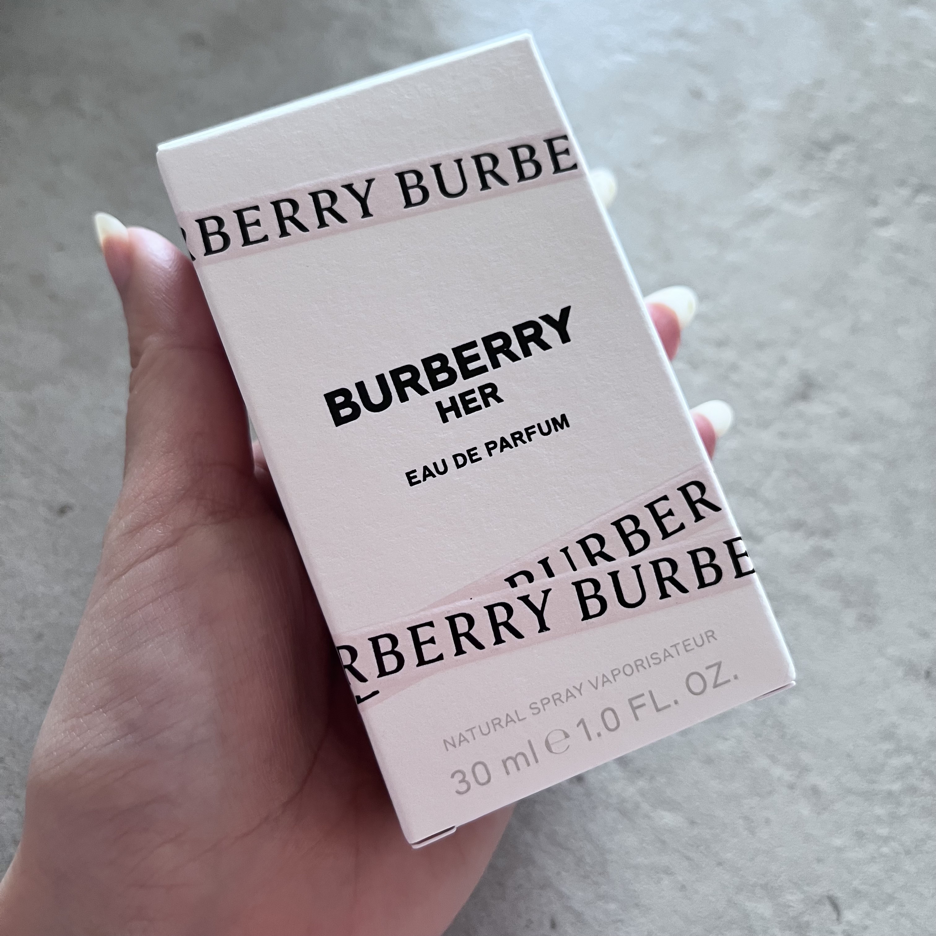 Burberry Beauty バーバリー ハー オードパルファムのクチコミ「大好きな愛用香水します♩
BURBERRY バーバリー ハー オードパルファム！
百貨店でテス.....」（3枚目）