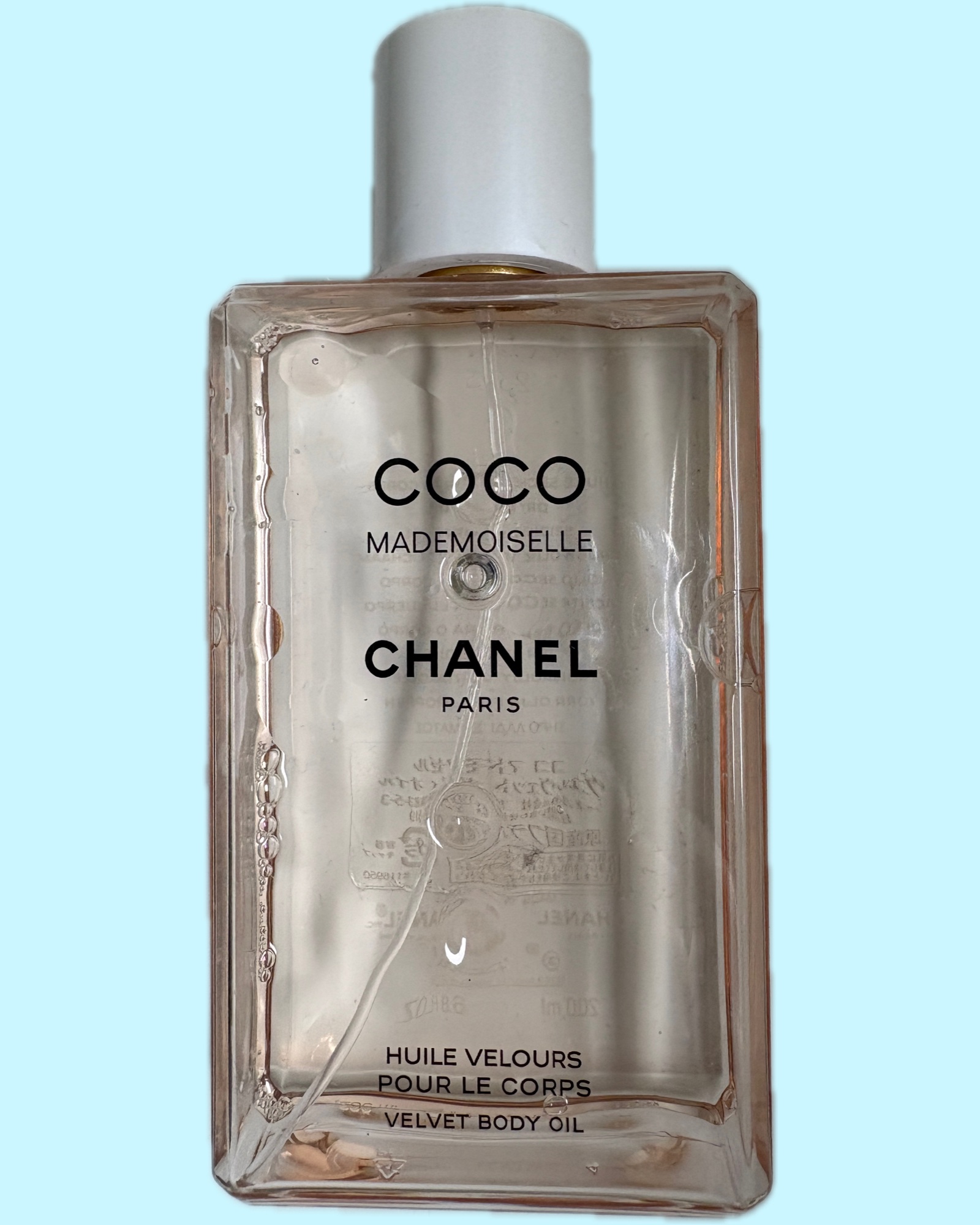 CHANEL ココ マドモアゼル ヴェルヴェット ボディ オイルのクチコミ「軽やかなテクスチャーで、肌にすっとなじむボディオイル。
ベタつかず、上品なツヤをまとえる。

.....」（1枚目）