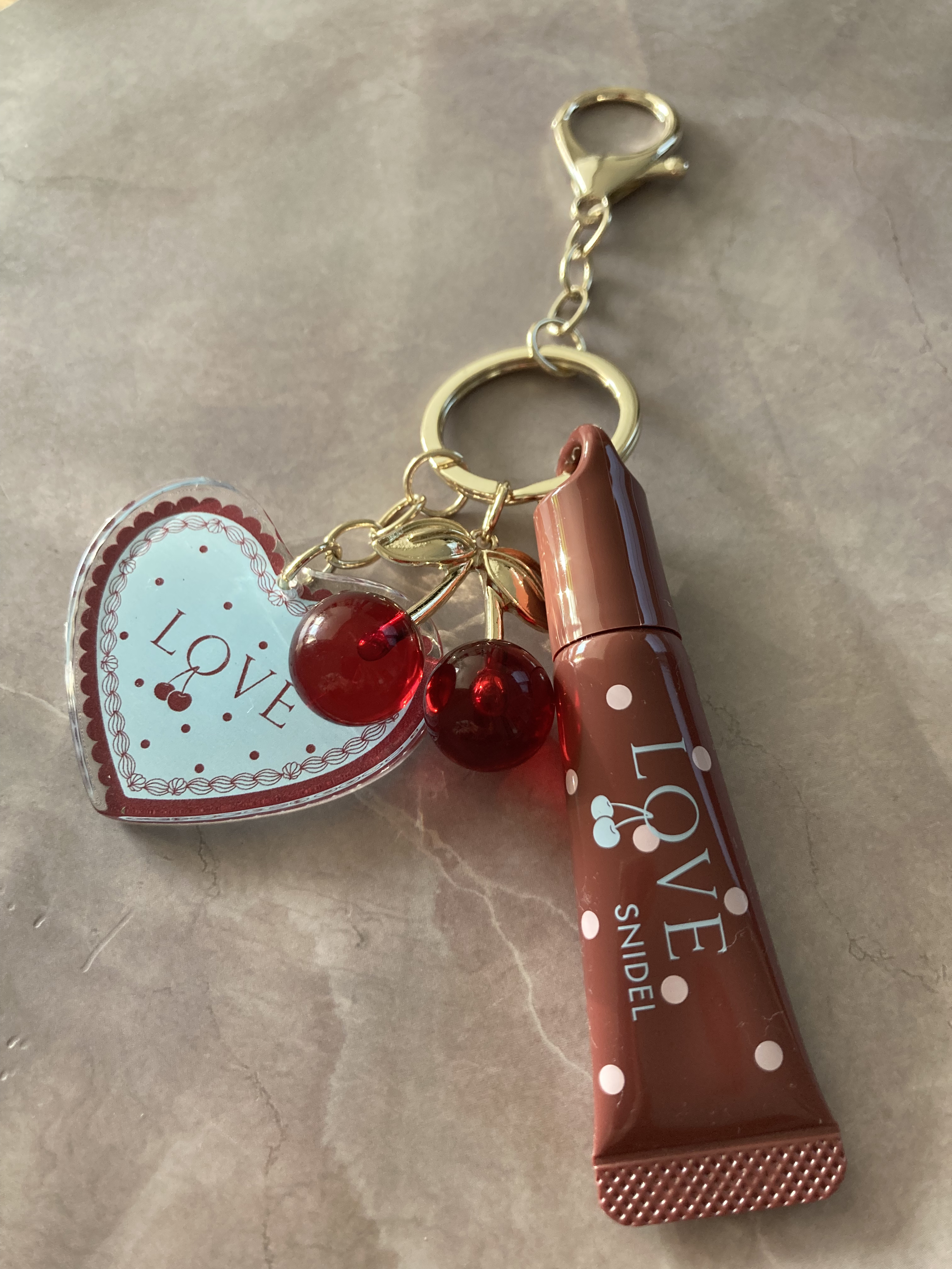 SNIDEL BEAUTY SNIDEL リップ グレイズ キットのクチコミ「\  欲しい色買えた〜😆🍒 /

チェリー🍒とLOVEのチャームが可愛すぎる❤️

カバンとか.....」（1枚目）