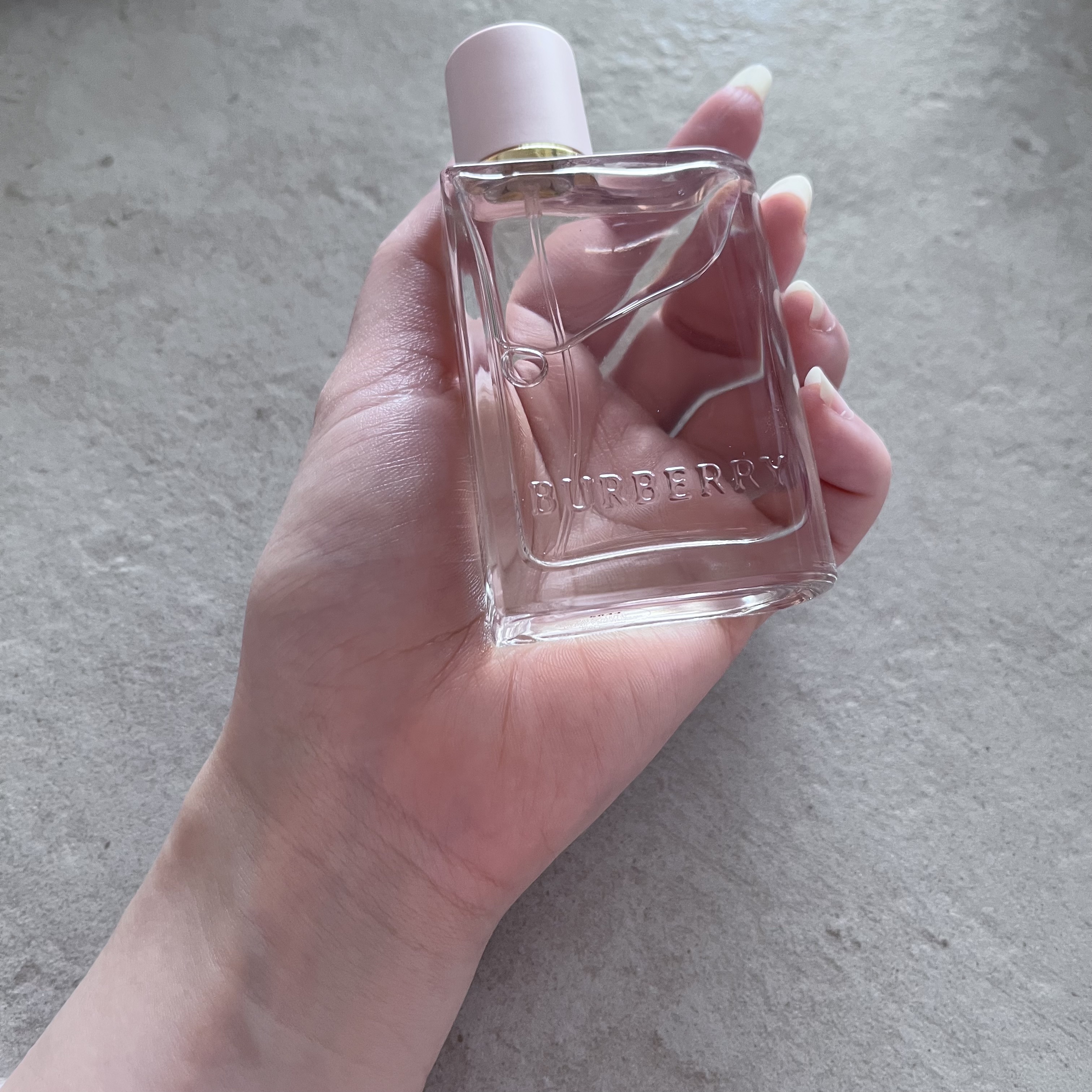 Burberry Beauty バーバリー ハー オードパルファムのクチコミ「大好きな愛用香水します♩
BURBERRY バーバリー ハー オードパルファム！
百貨店でテス.....」（1枚目）