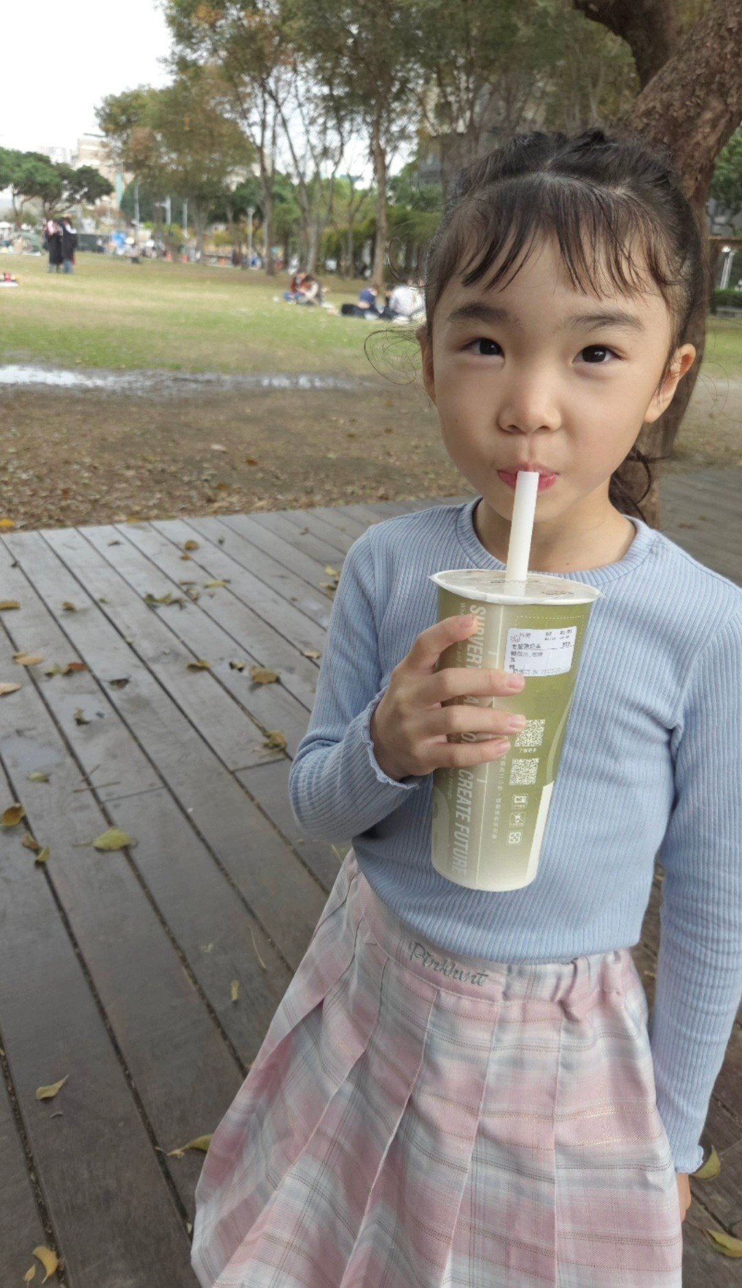 Yuki on LIPS 「娘が選んだコーデに合わせてシンプルポニーテール🎀前髪だけ2つに..」(5枚目)