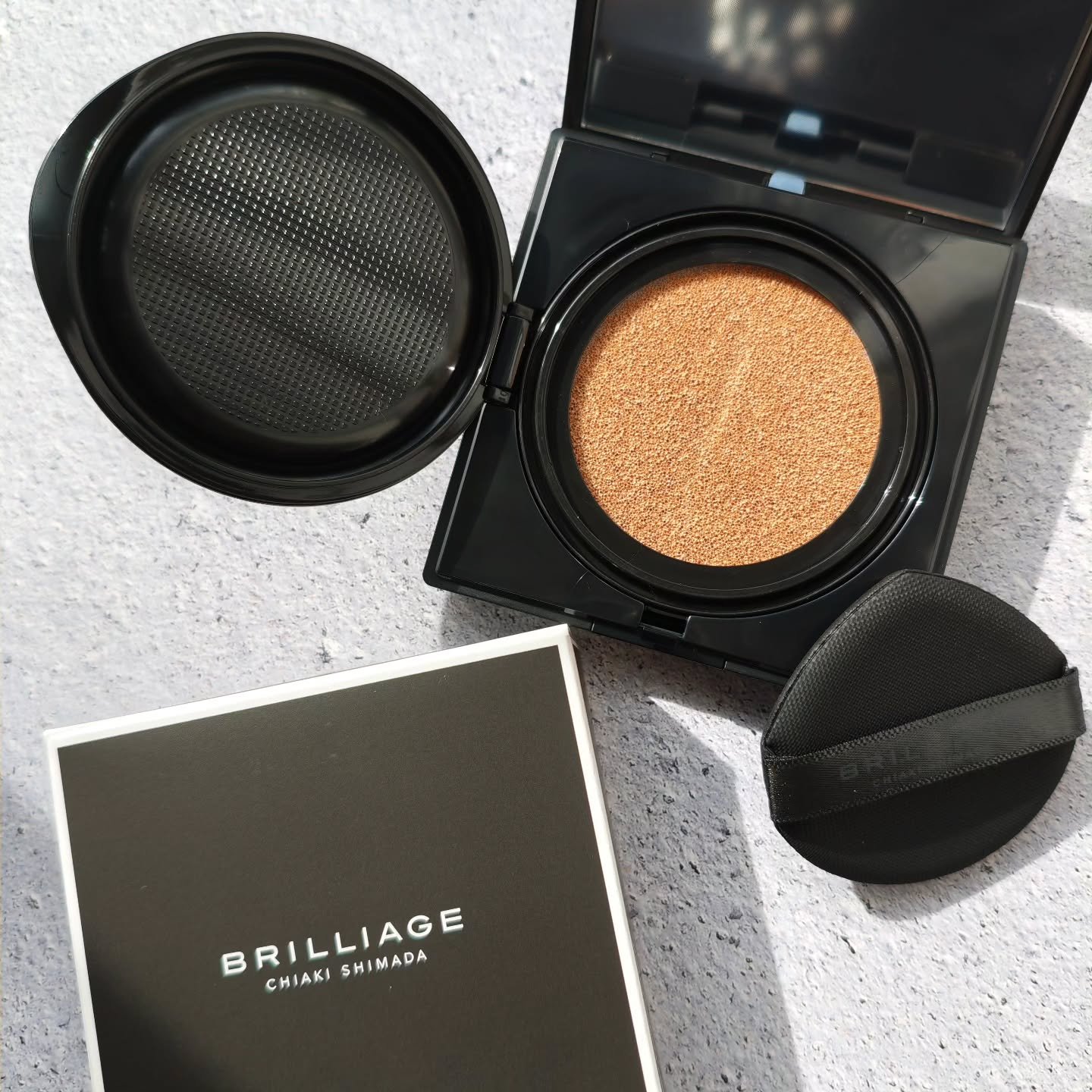 2026年2月2日、BRILLIAGE(ブリリアージュ)から『ライトヴェール クッションファンデーション』が新登場🎊

密着力が高く、厚塗り感を抑えながら綺麗なツヤ肌に。

また、乾燥を防ぐ美容成分が贅沢に配合されており、メイクしながら乾