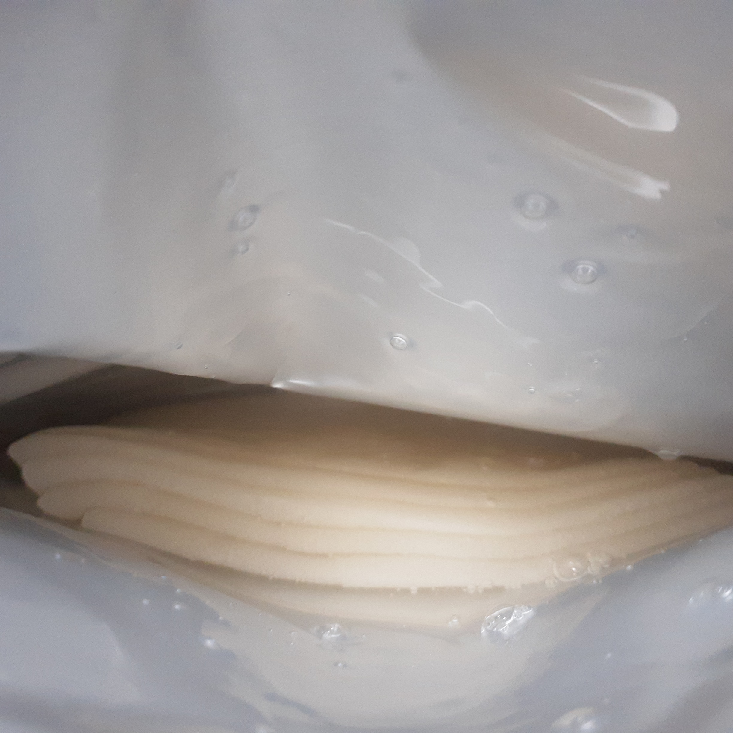 クオリティファースト BeMe by Derma Laser スーパーVC100+CICAマスクのクチコミ「みずみずしいテクスチャーで顔に密着させやすいです。
しっとりな使い心地で自分に合っていました。.....」（2枚目）