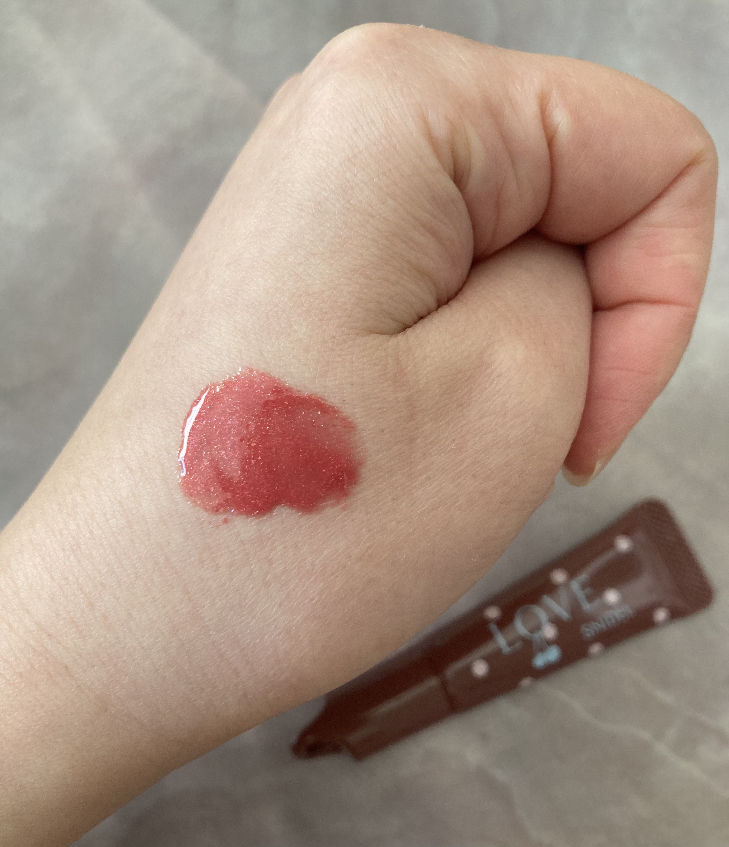 SNIDEL BEAUTY SNIDEL リップ グレイズ キットのクチコミ「\  欲しい色買えた〜😆🍒 /

チェリー🍒とLOVEのチャームが可愛すぎる❤️

カバンとか.....」（2枚目）