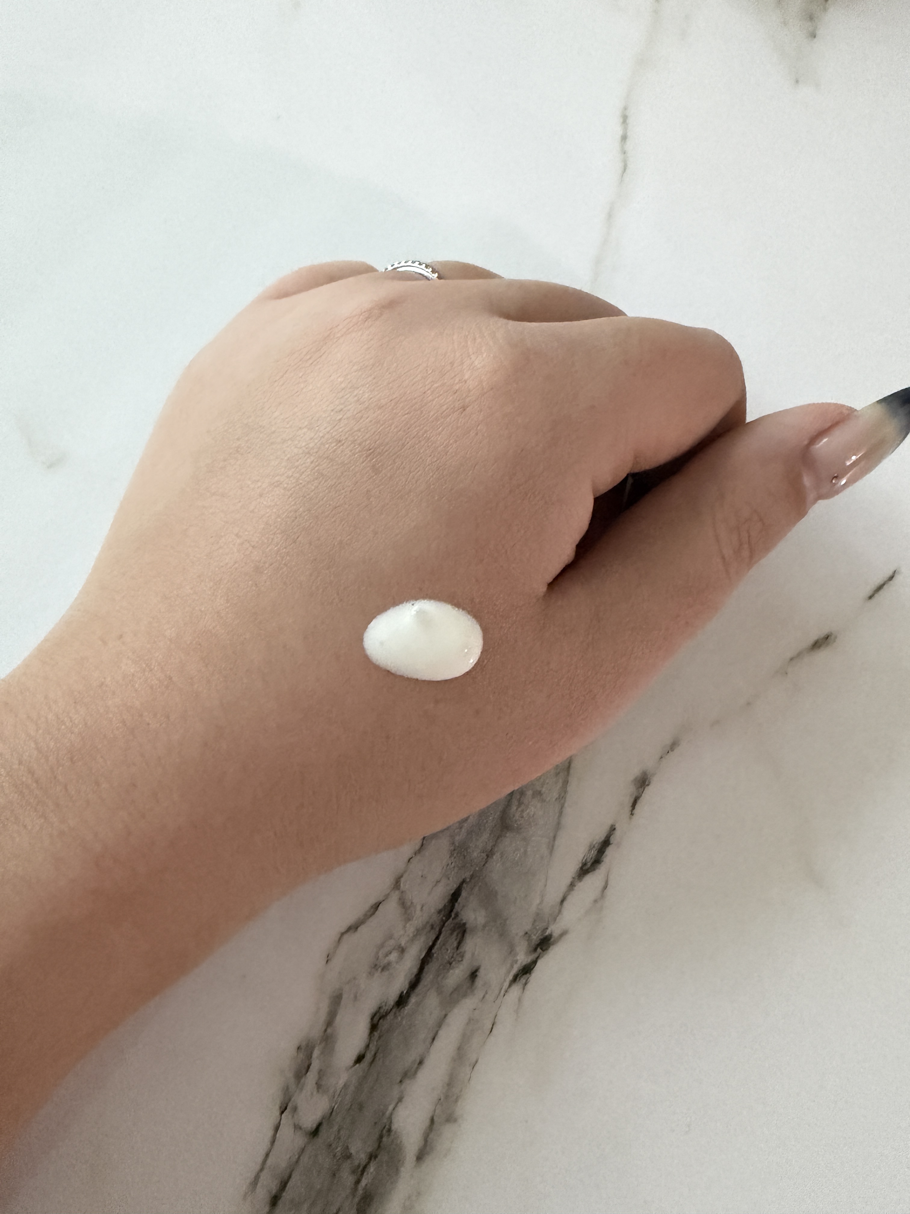 リフレクション スキングロウファンデーション/HERA/リキッドファンデーションを使ったクチコミ（2枚目）