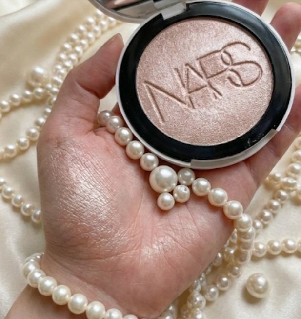 NARS ライトリフレクティング ルミナイジングパウダー/NARS/パウダーハイライトを使ったクチコミ（2枚目）