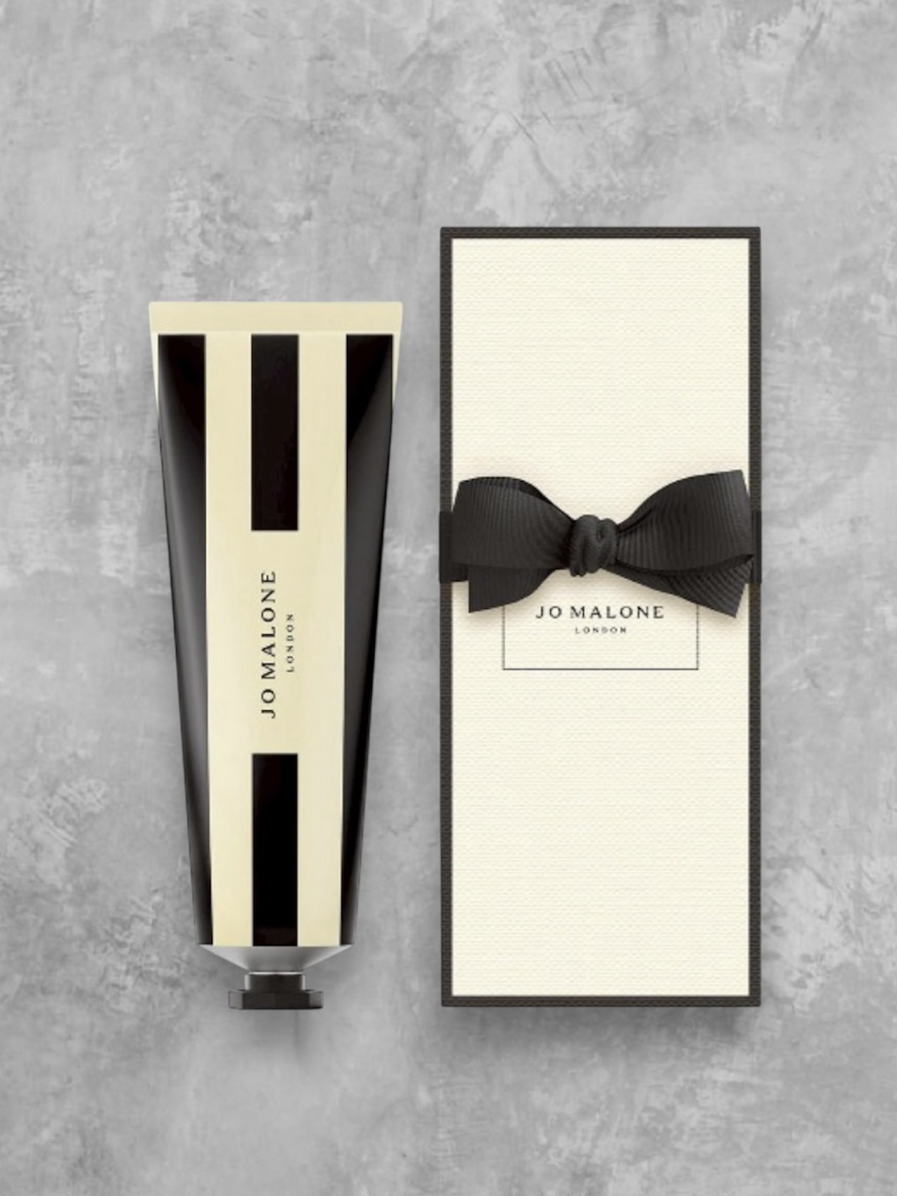 Jo MALONE LONDON イングリッシュ ペアー ＆ フリージア ハンド クリームのクチコミ「JO MALONE LONDON 
ジョー マローン ロンドン 
イングリッシュ ペアー ＆ .....」（1枚目）