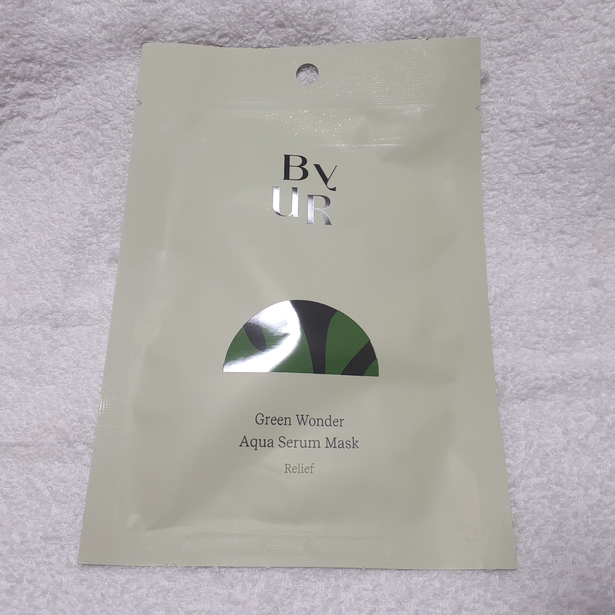 ByUR スージンググリーン アクアセラムマスクのクチコミ「マスクを広げて顔に密着させました。
みずみずしいテクスチャーで顔に密着させやすいです。
10分.....」（1枚目）