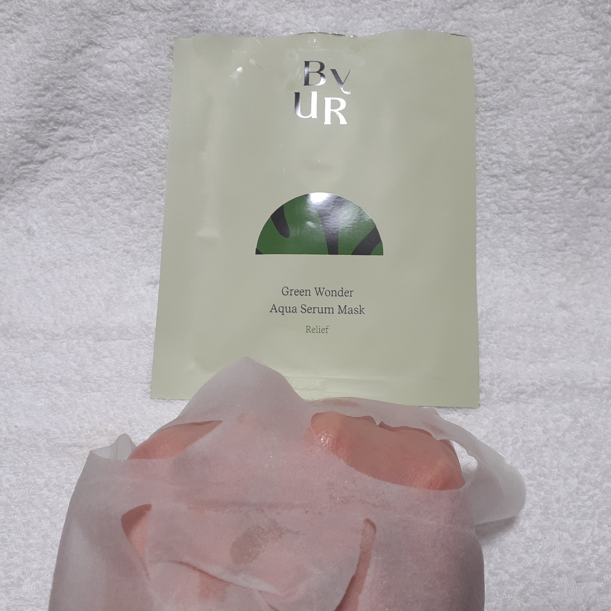 ByUR スージンググリーン アクアセラムマスクのクチコミ「マスクを広げて顔に密着させました。
みずみずしいテクスチャーで顔に密着させやすいです。
10分.....」（3枚目）