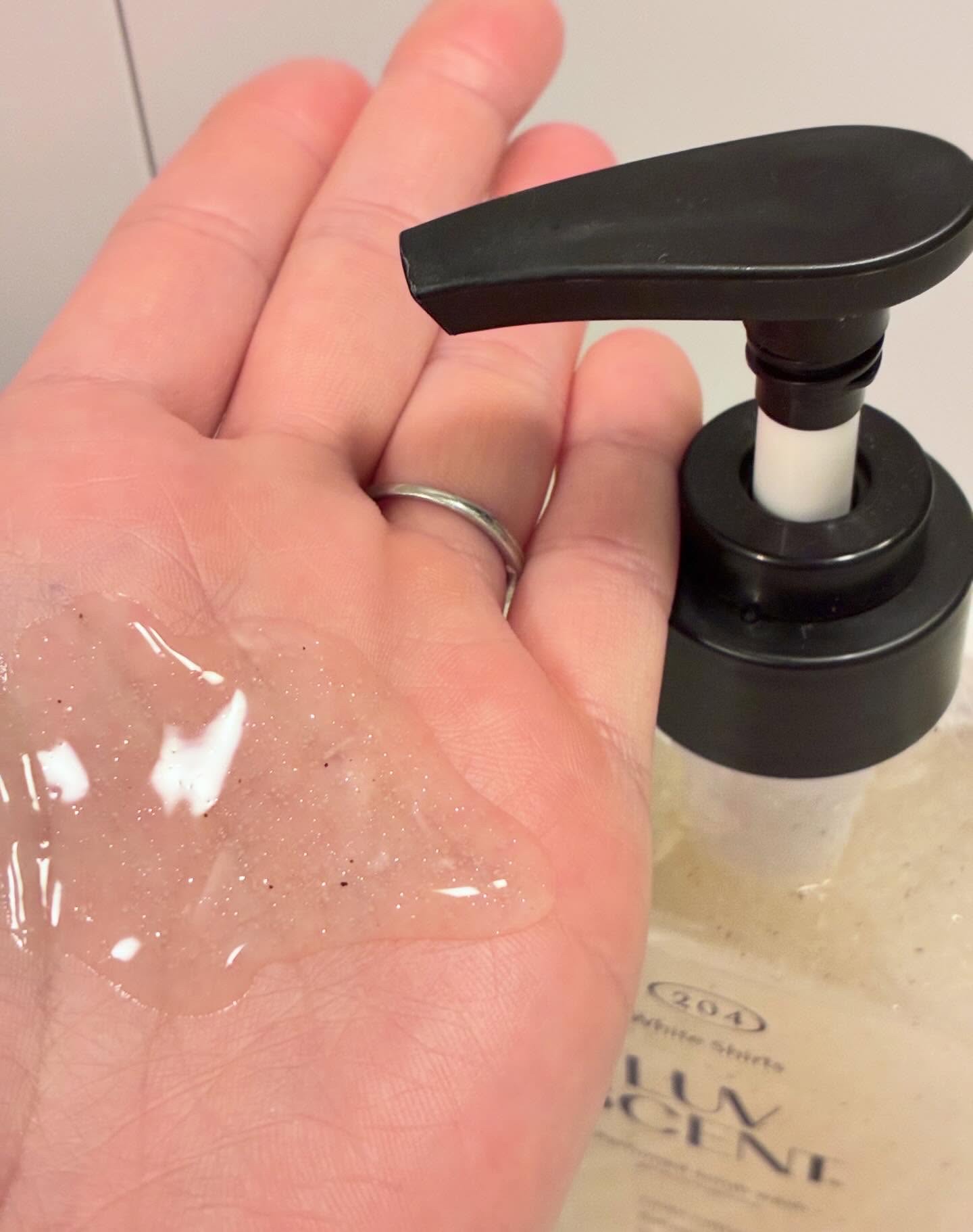 スクラブボディウォッシュ ホワイトシャツ リネンコットン/LUV SCENT/ボディスクラブを使ったクチコミ（2枚目）