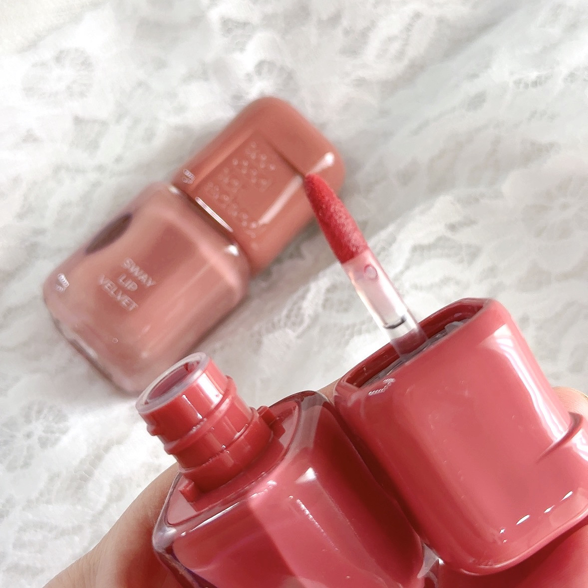 スウェイリップベルベット #05 ロージーオート/too cool for school/リップティントを使ったクチコミ（2枚目）