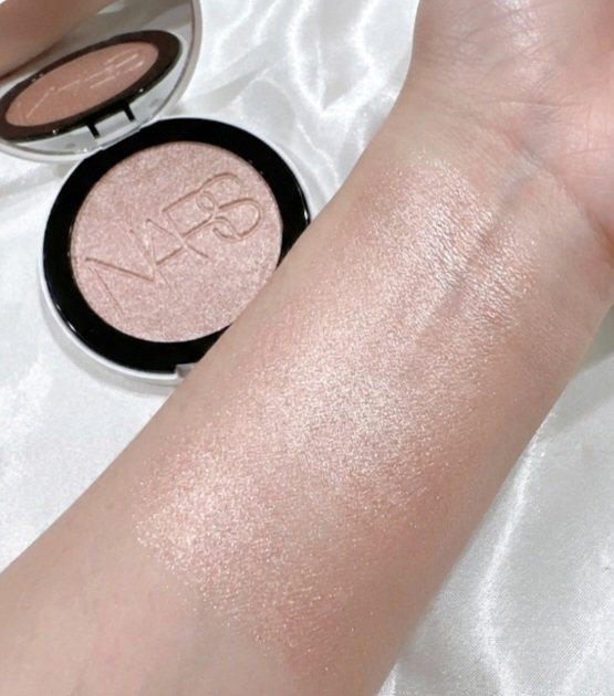 NARS ライトリフレクティング ルミナイジングパウダー/NARS/パウダーハイライトを使ったクチコミ（3枚目）