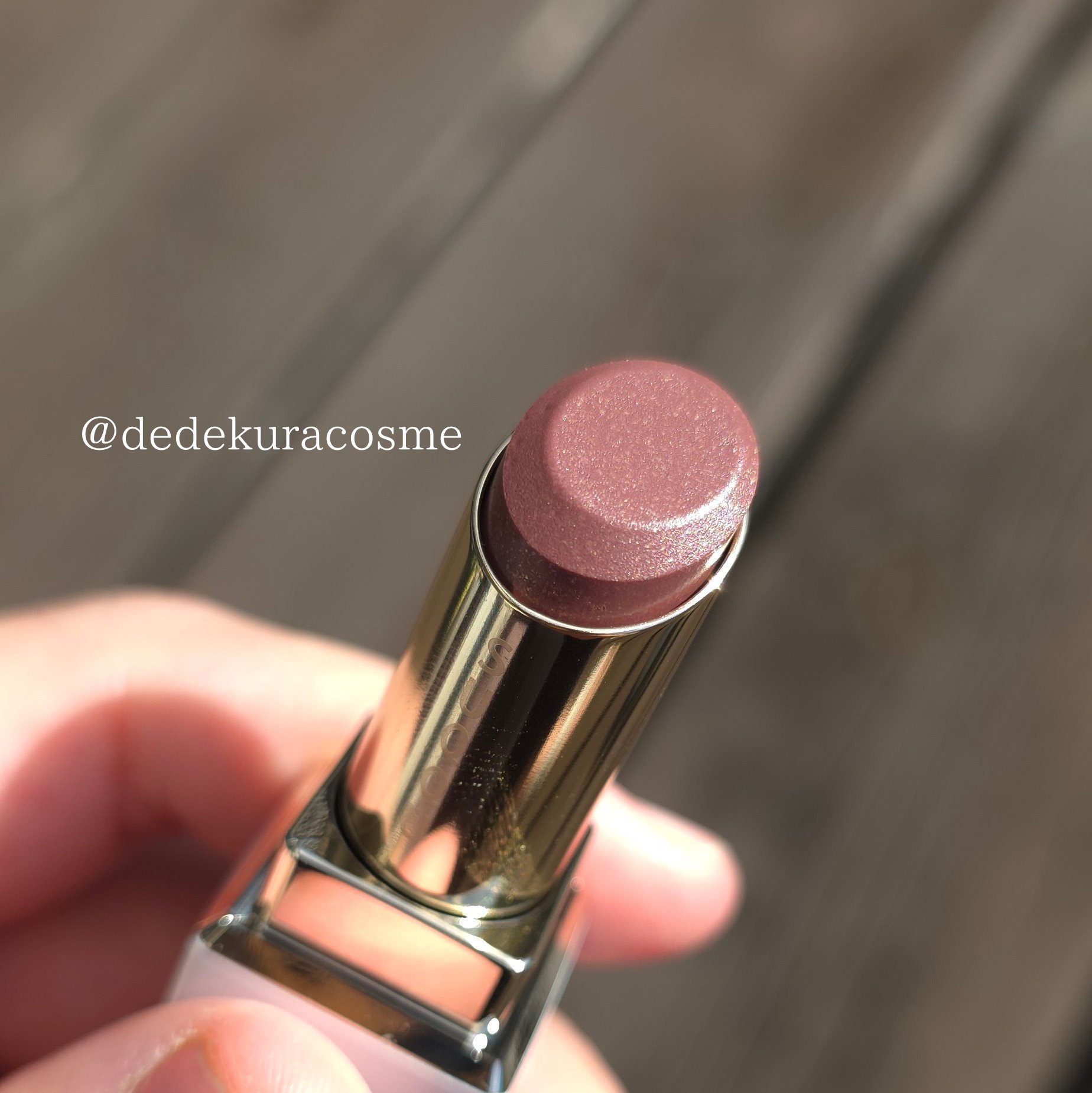 SUQQU 春コレ
モイスチャーグレイズリップスティック
111 意装-KOKOROYOSOI-

ミルキーでまろやかなモーヴブラウンでゴールドパール爆弾えぐい
春に使いやすいブラウンリップ間違い無し

#SUQQU #モイスチャーグレイズ