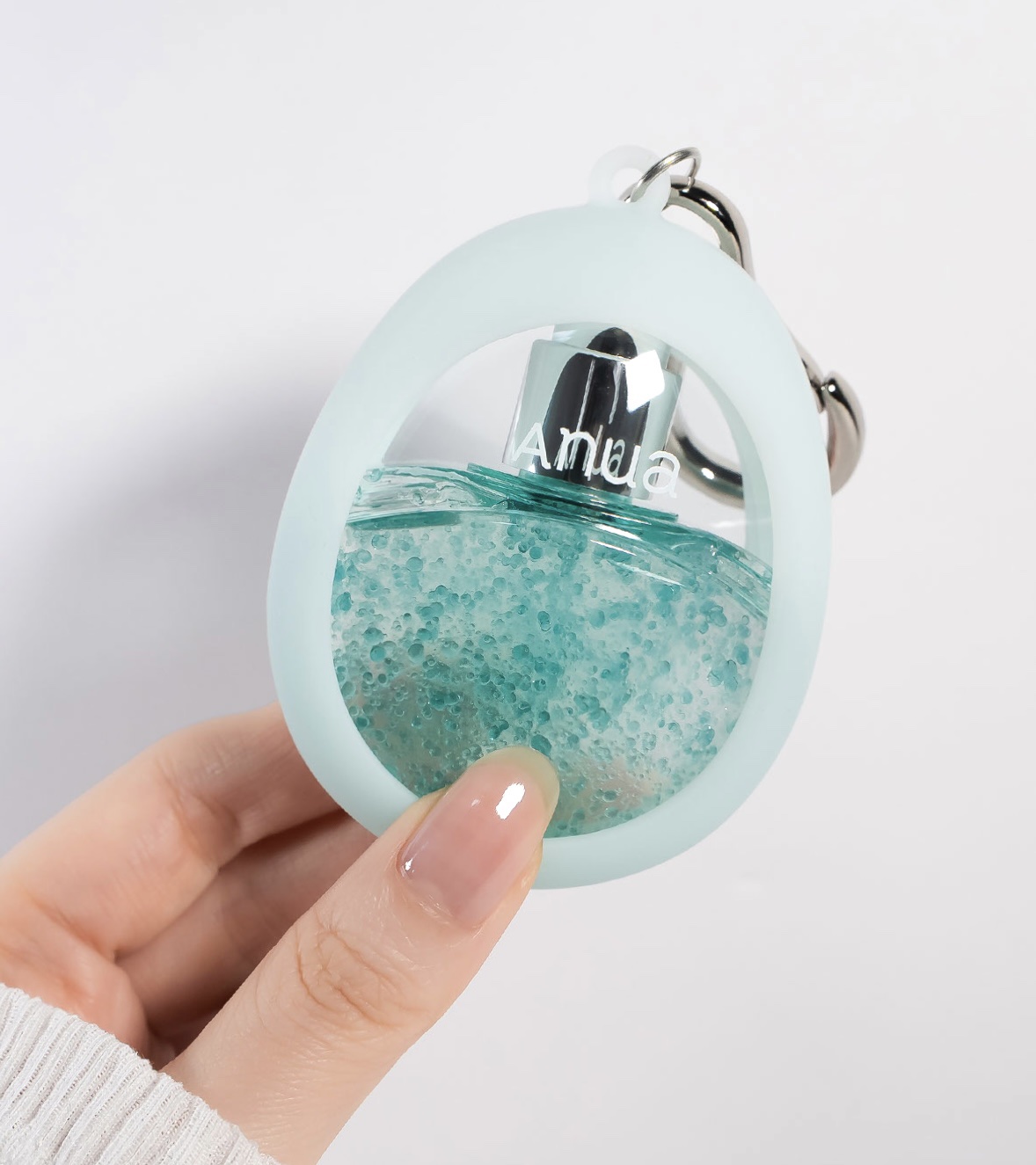 Anuaの大人気ミスト、かわいいだけでしょ？って思ってたけど…めちゃくちゃ優秀🫧

しっとりだけどべたつかないから、おうちのスキンケアから出先のお直しまで万能に使える！しかも無香料◎
ミニは30mlなんだけど、このサイズ感のミストって意外