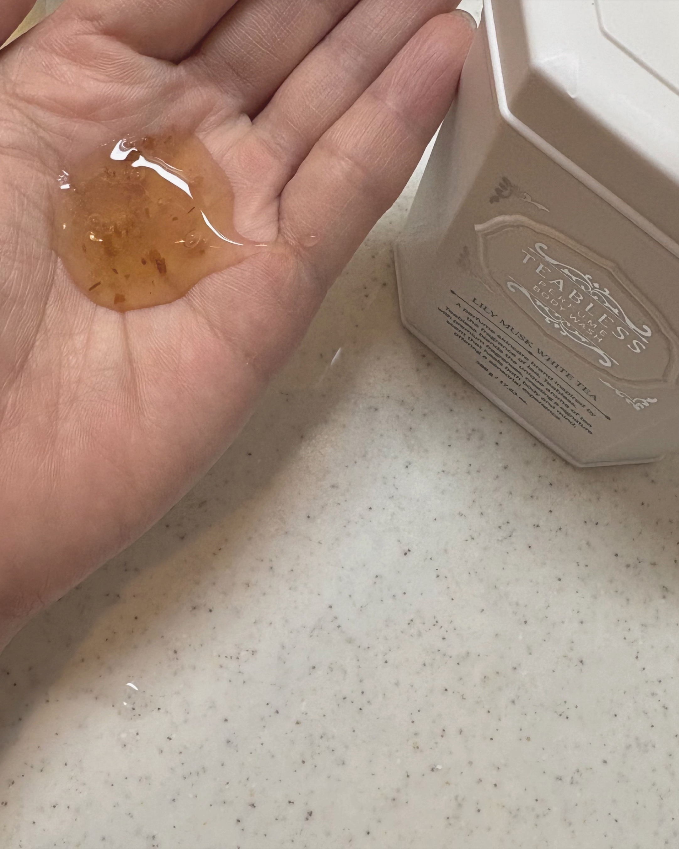 パフュームボディローション リリィムスクホワイトティー/TEABLESS/ボディローションを使ったクチコミ（2枚目）