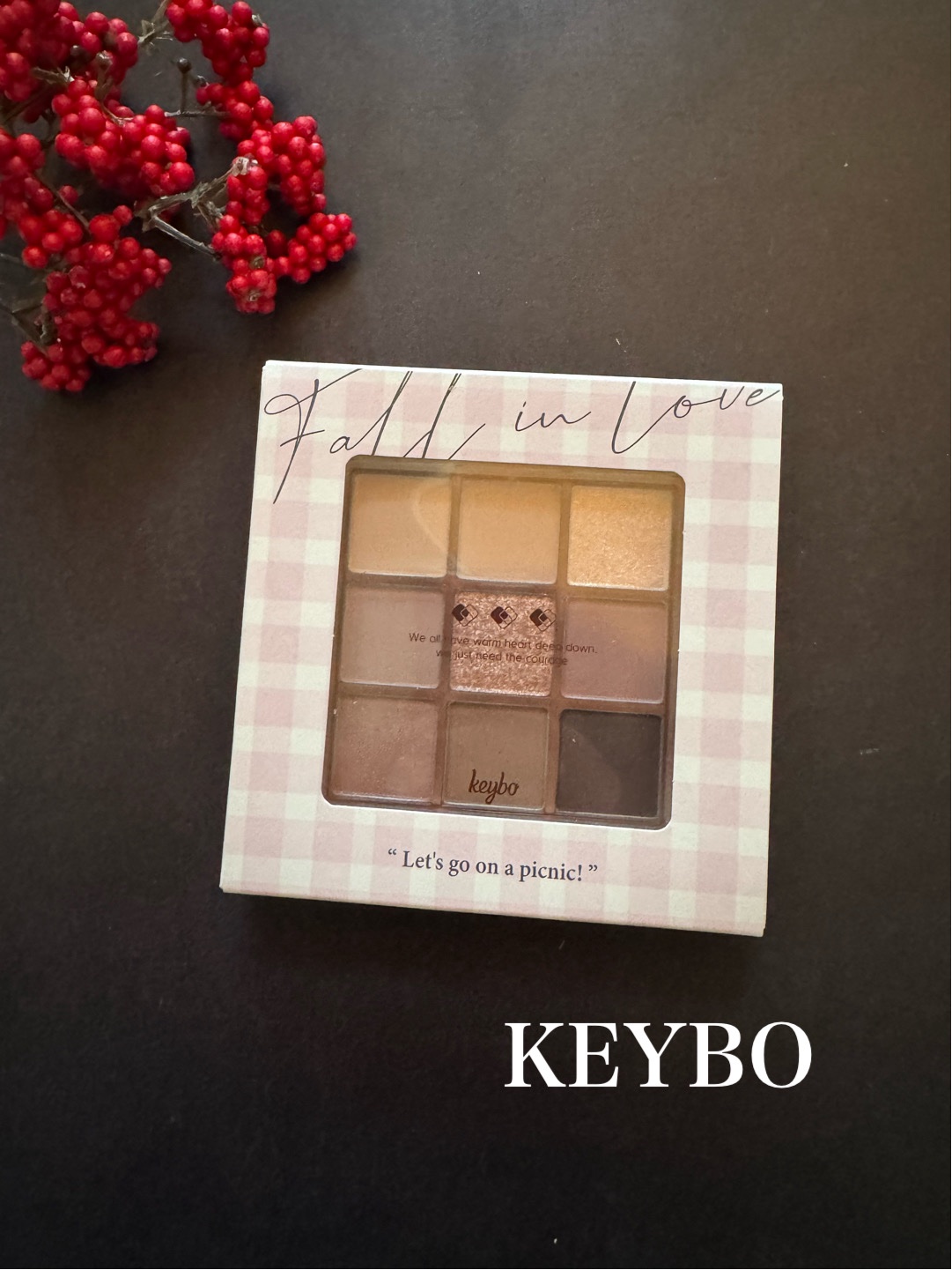 パッケージがとにかく可愛くておしゃれ🤍
使うたびに気分が上がるKEYBOのシャドウ。

@keybo_cosmetic
@keybo_jp


KEYBOムードをぎゅっと詰め込んだ
フォールインラブ シャドウパレット 04 パステルコット