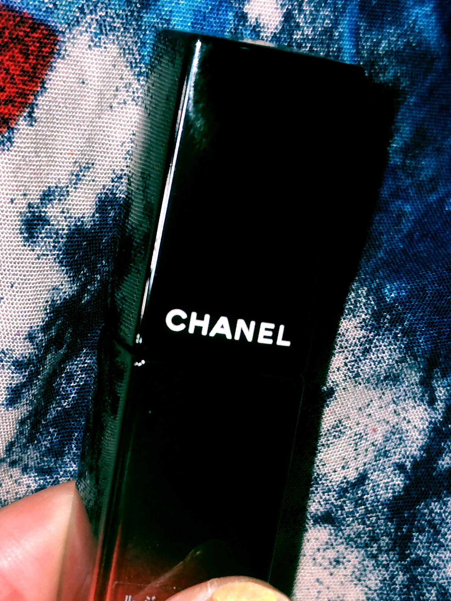 こちらのリップも1月下旬に値上げ‼️
　
220円の値上がりなのでとりあえずは

買い足しはいたしません🥰

今日は、朝起きたら雪が積もってました

唇だけ春らしいカラーにいたしました🌸

CHANEL🩷

ルージュ アリュール ラッ