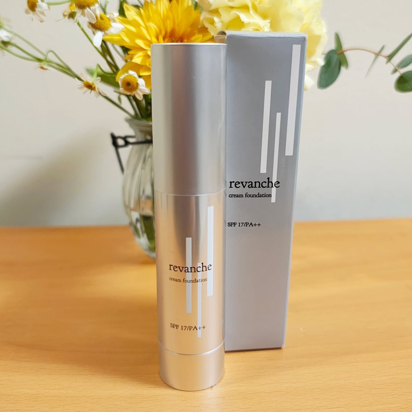 美容液ファンデーションの「ルバンシュ クリームファンデーション」を使ってみました。 

今回は「オークル」を使用しています。（他にライトオークルの展開もあります）

このファンデーションは、100%天然