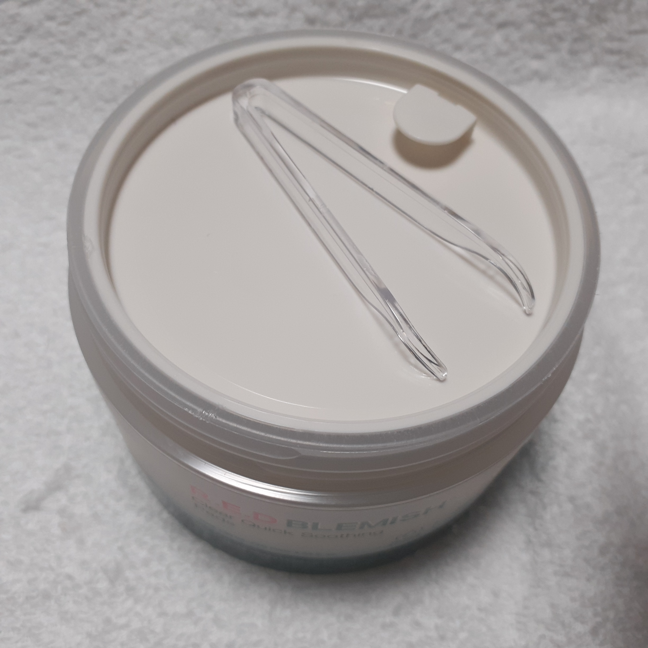 Dr.G レッドブレミッシュクリアクイックスージングパックのクチコミ「気になる部分にパックを密着させました。
約5分後にはがし、 お肌に残ったエッセンスは 軽く叩い.....」（2枚目）