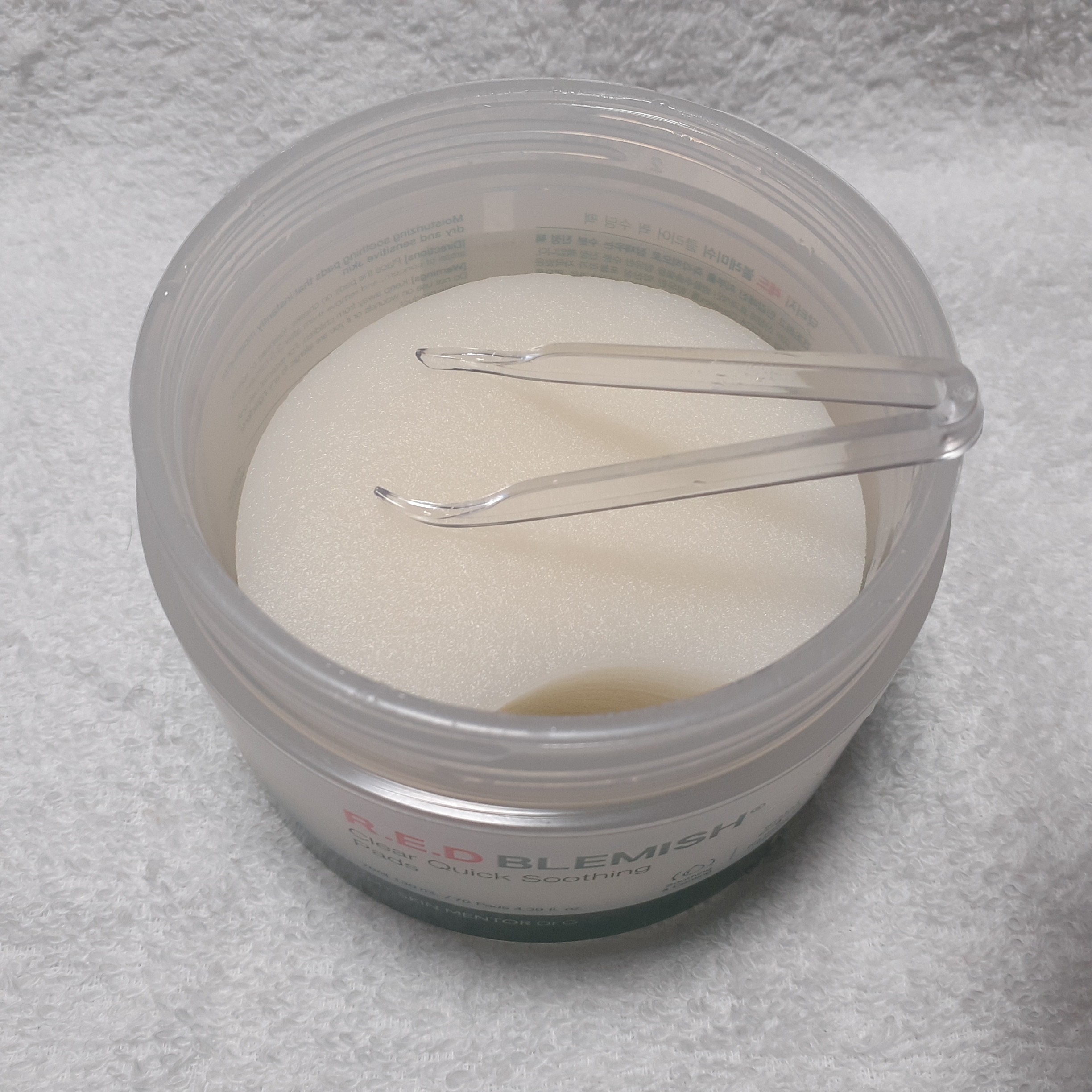 Dr.G レッドブレミッシュクリアクイックスージングパックのクチコミ「気になる部分にパックを密着させました。
約5分後にはがし、 お肌に残ったエッセンスは 軽く叩い.....」（3枚目）