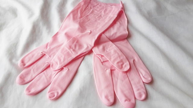 ピンクのゴム手袋