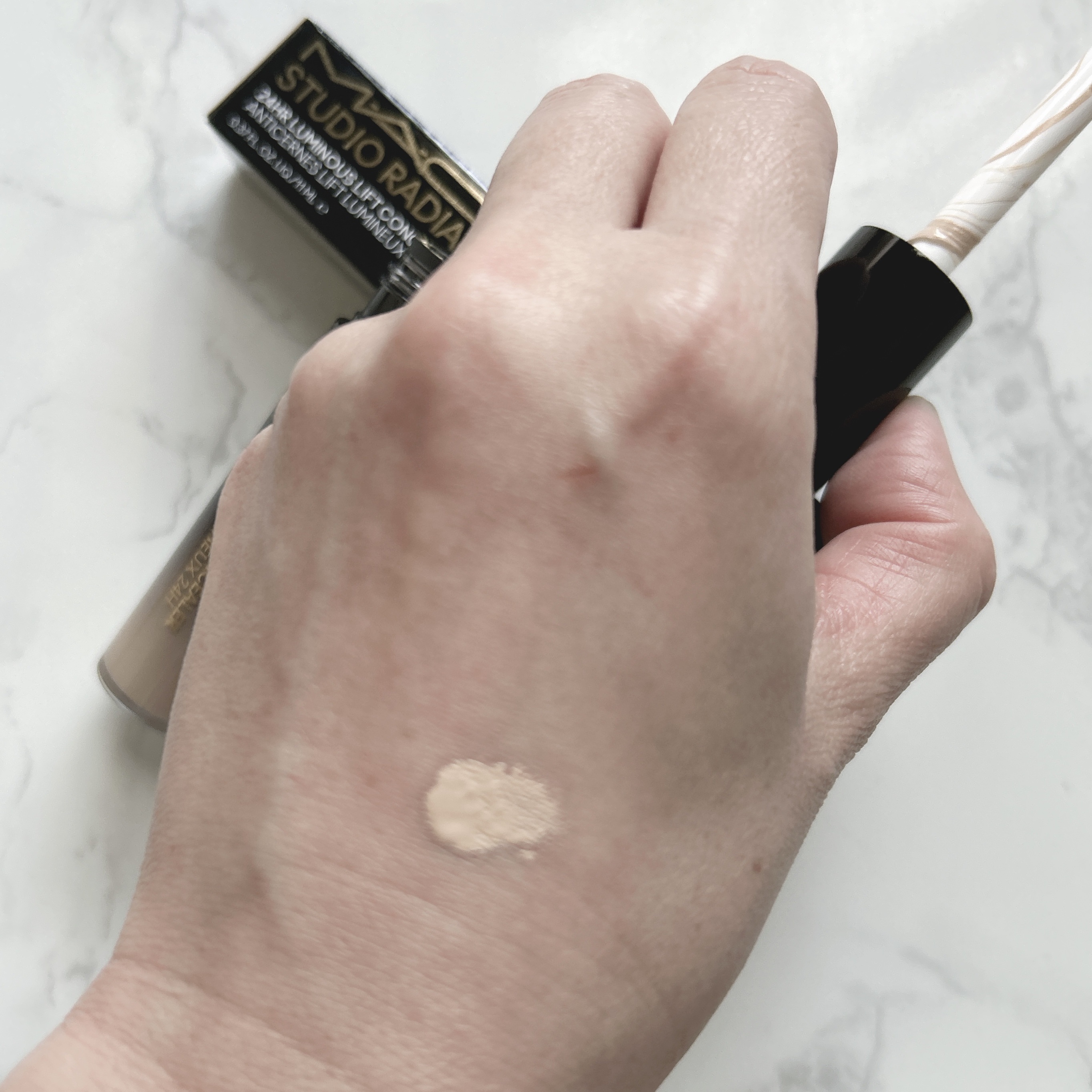 M・A・C スタジオ ラディアンス 24 ルミナス コンシーラーのクチコミ「MACから商品提供を頂きました。

私はNW11を使用しています。

スタジオ ラディアンス .....」（3枚目）