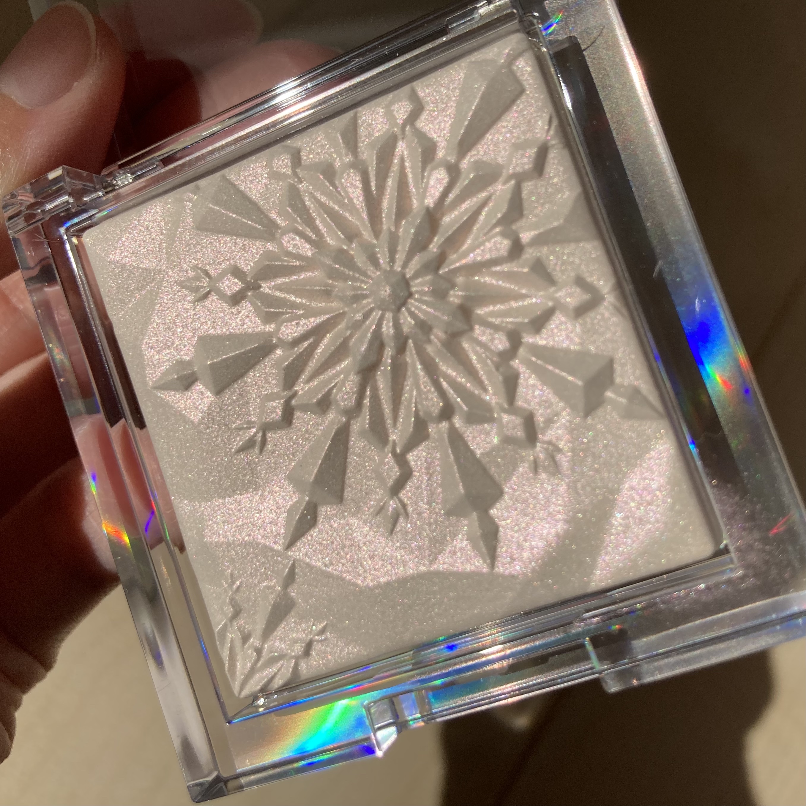 CLIO プリズム ハイライターのクチコミ「 CLIO❤️プリズム ハイライター

04　グレイスオパール

ホワイトラメなんだけど、
角.....」（3枚目）