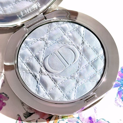 Dior ディオールスキン フォーエヴァー グロウ ルミナイザーのクチコミ「多幸感より、圧倒的な透明感♡青の魔法にかかるハイライターꕤ
🤍DIOR🤍
ꕤ••┈┈••ꕤ.....」(3枚目)