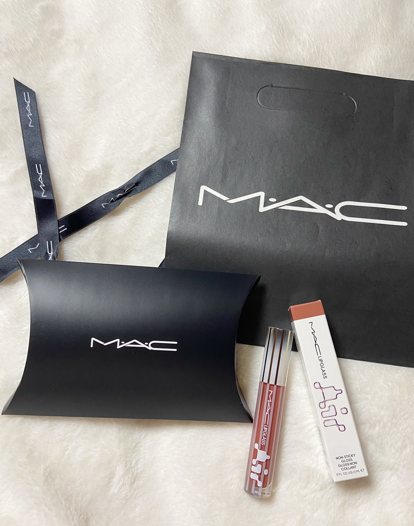 M・A・C リップガラス エアーのクチコミ「お友達からいただいたMAC✨
リップのカラーがかわいい🥹🥹
使用感もよくてむっちりリップ作れる.....」（1枚目）