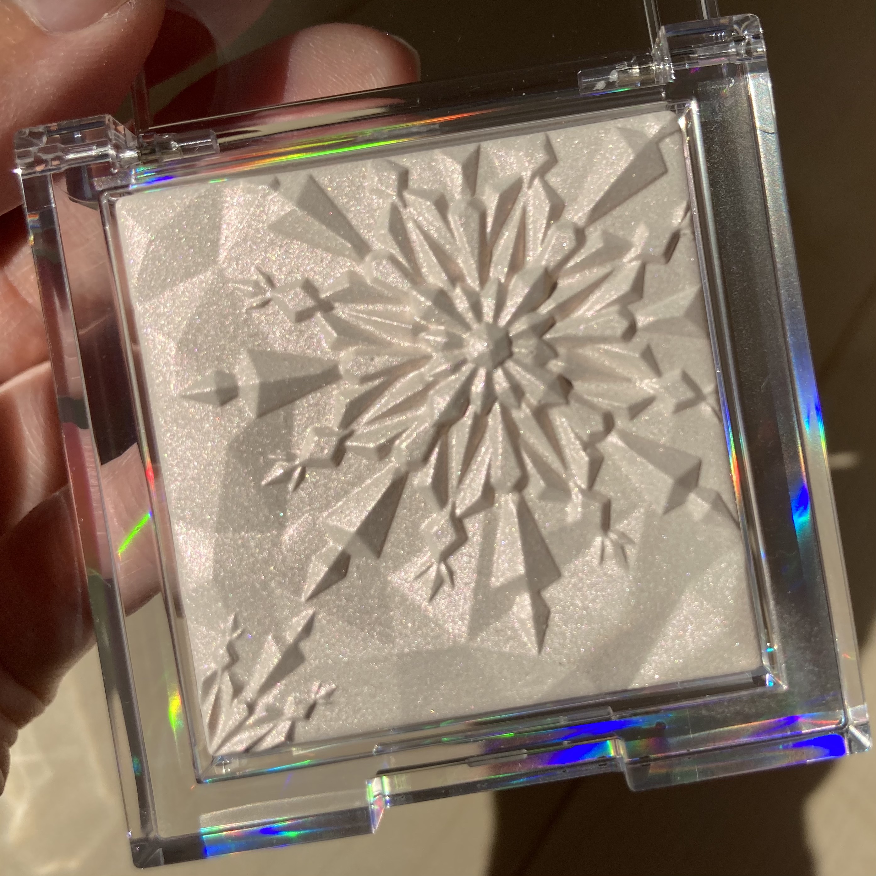 CLIO プリズム ハイライターのクチコミ「 CLIO❤️プリズム ハイライター

04　グレイスオパール

ホワイトラメなんだけど、
角.....」（2枚目）