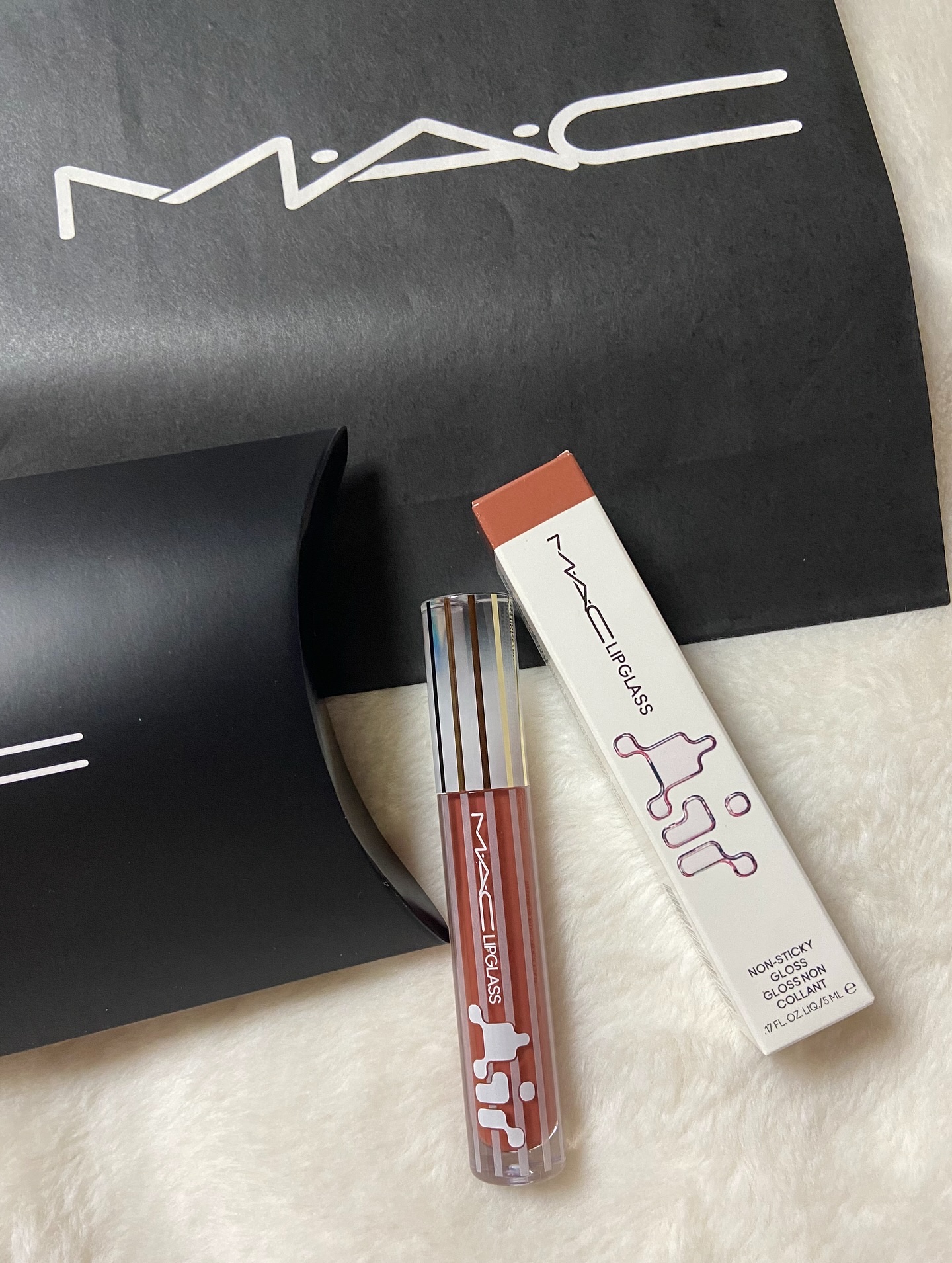 M・A・C リップガラス エアーのクチコミ「お友達からいただいたMAC✨
リップのカラーがかわいい🥹🥹
使用感もよくてむっちりリップ作れる.....」（2枚目）