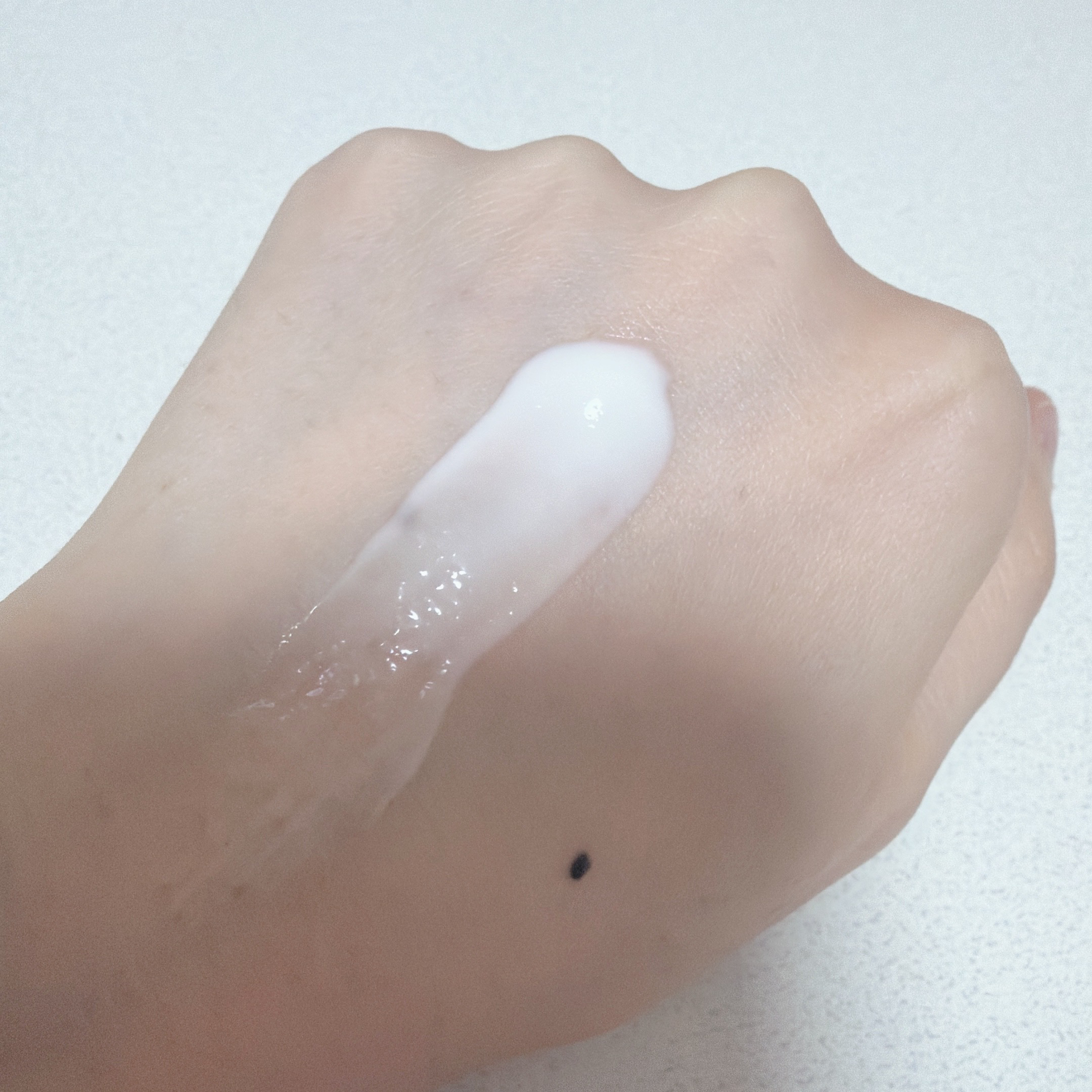 ニベア ニベアUV ディープ プロテクト＆ケア エッセンスのクチコミ「ニベア UV ディープ プロテクト＆ケアエッセンス


ドラッグストアで購入しました！


白.....」（3枚目）