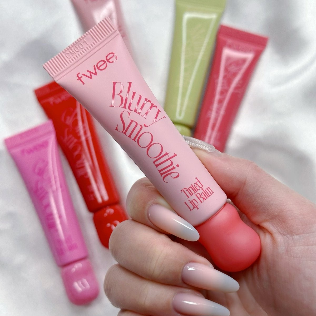 fwee新作🍓スムージーリップバーム（全18色）

ひと塗りで唇ケア＋血色チャージ💋
✔グロウ：ぷるツヤ
✔ブラー：縦ジワぼかし血色
✔メルティング：SPF20 PA+++

🫶おすすめ重ね塗り
ブラースムージー＋アボカド🥑
→ ツ