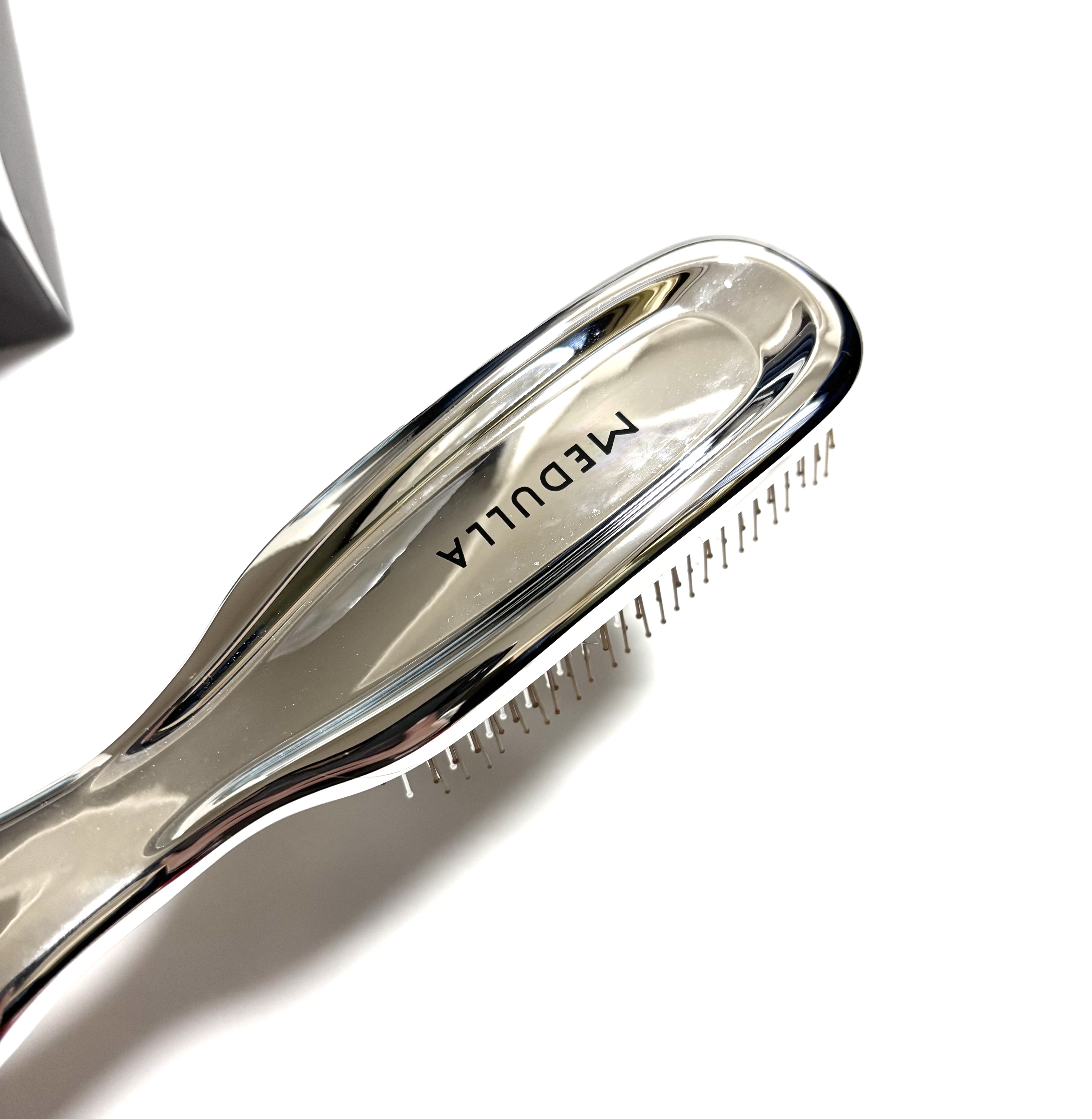 MEDULLA スカルプリフトブラシのクチコミ「MEDULLA

インバス･アウトバスケアをこれ一本で！
長短の段差3種の硬さの違う先玉ピン
.....」（3枚目）