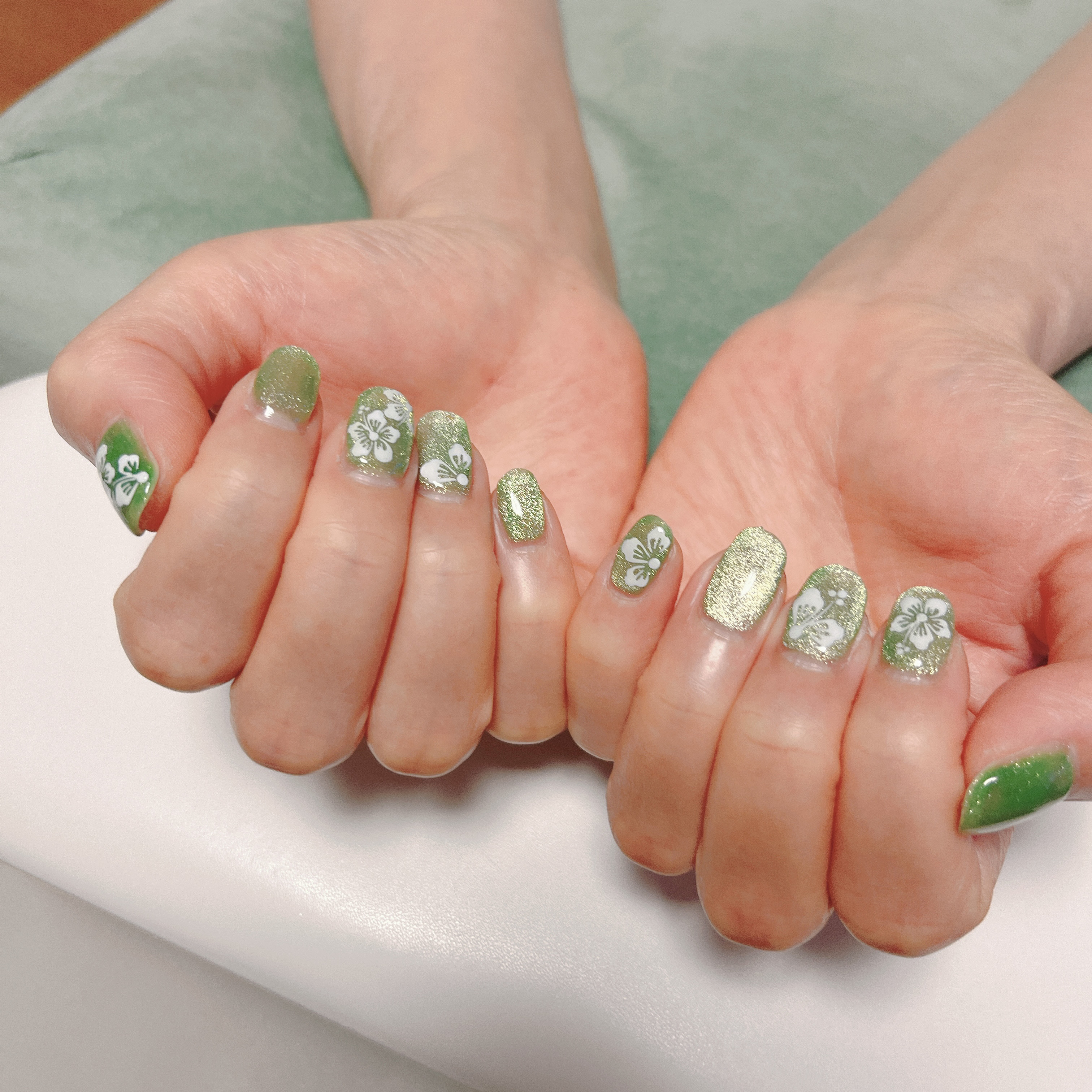 母に夏ネイル💅🌺

画像で見ると絶妙に自爪が透けているように見えますが、実際そんなに気になる透け方はしてなかったです🤔

このタイプのステッカーは薄くて密着度も高いのですが、かなり破れやすく慎重に剥がしてもスルッと敗れることがあって使